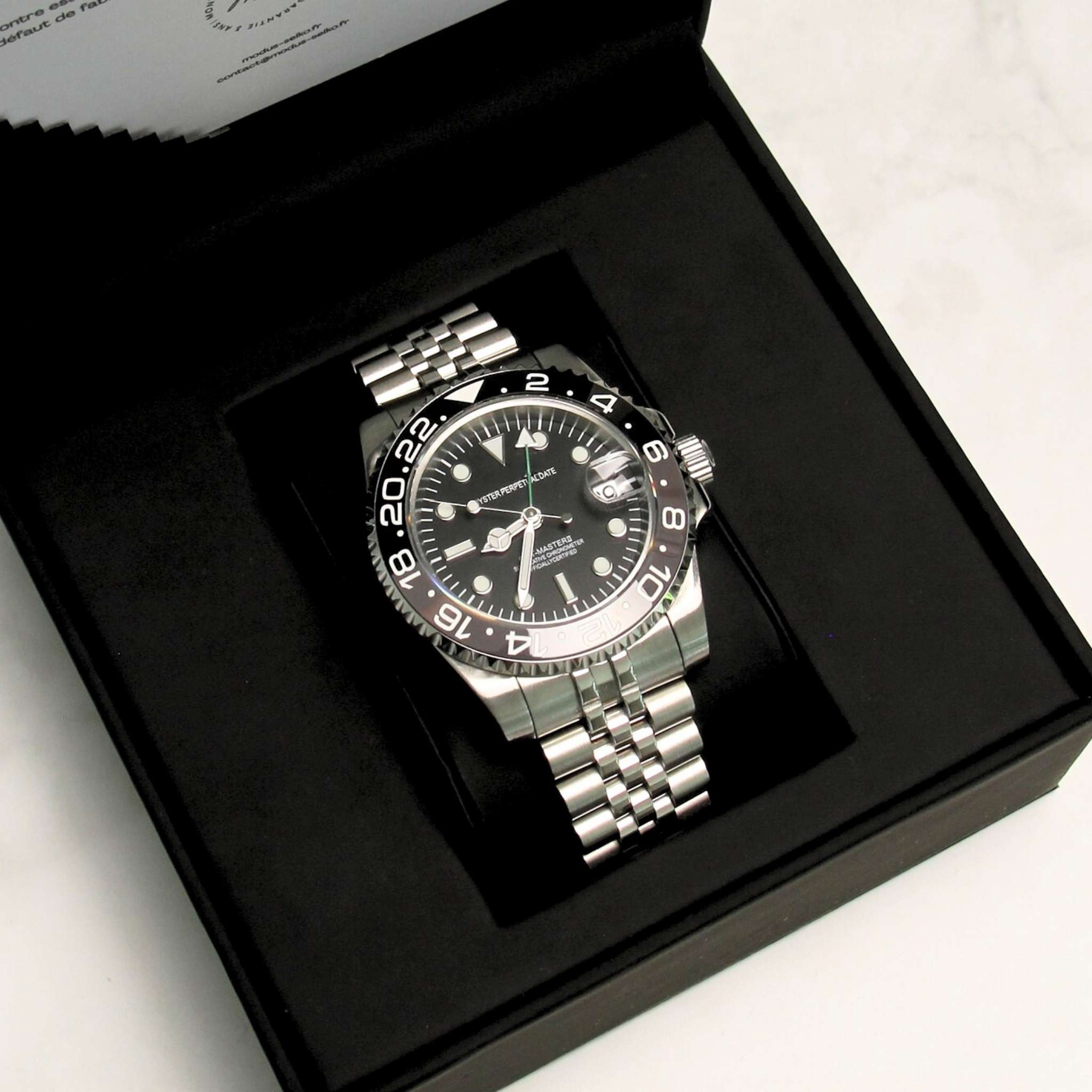 Cadran de la montre SEIKMOD GMT Bruce Wayne avec lunette céramique bicolore et fonction GMT Seiko NH34