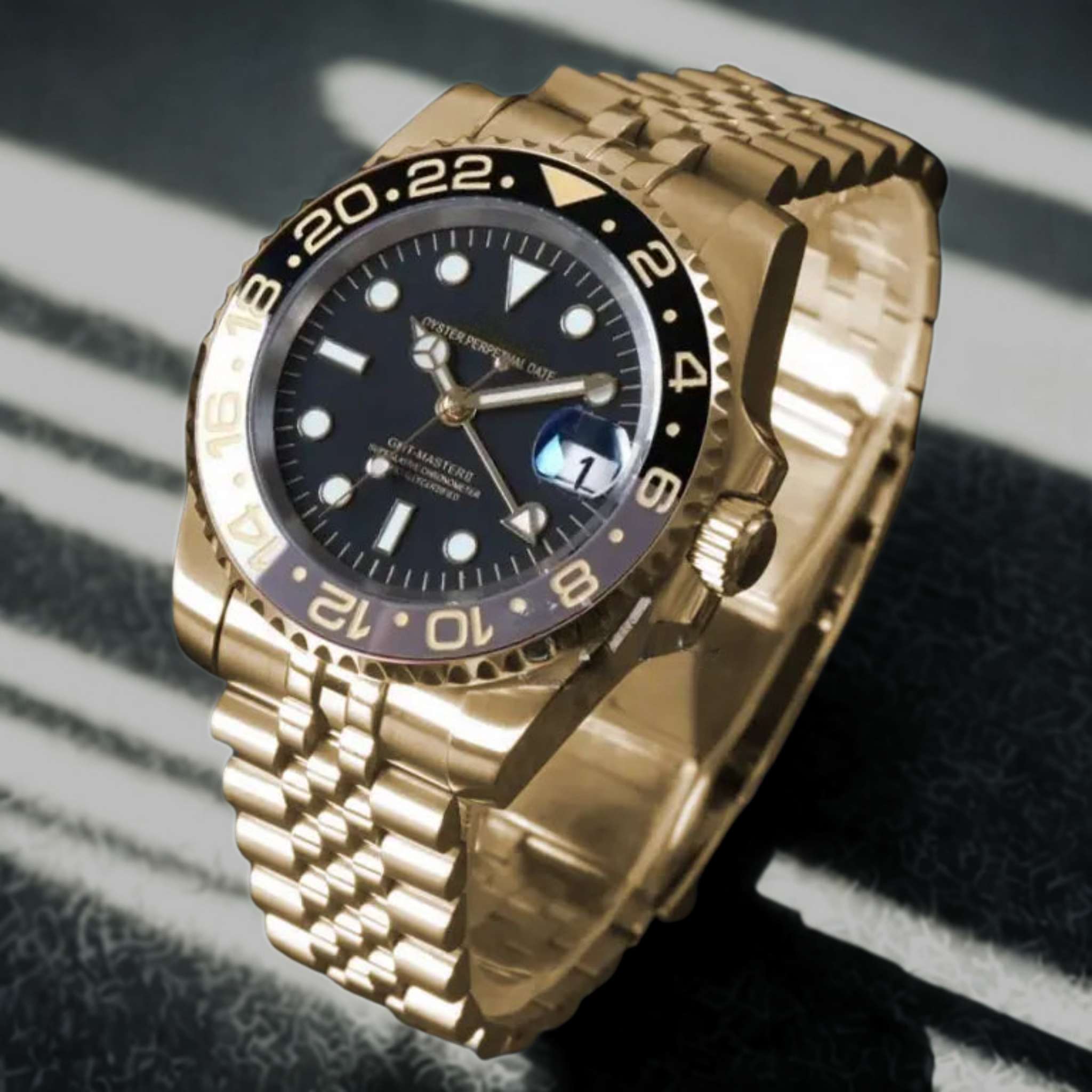 Montre SEIKMOD GMT Or vue de face, mouvement automatique NH34, assemblée en France