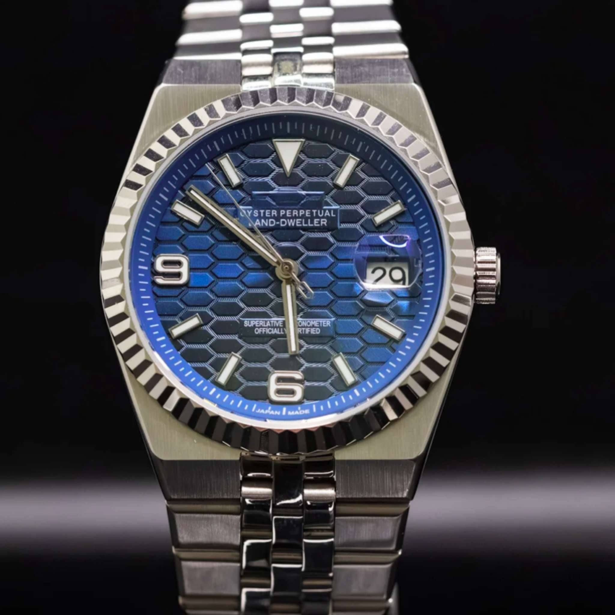 Cadran bleu de la Seikmod Land Dweller avec index lumineux et finitions premium