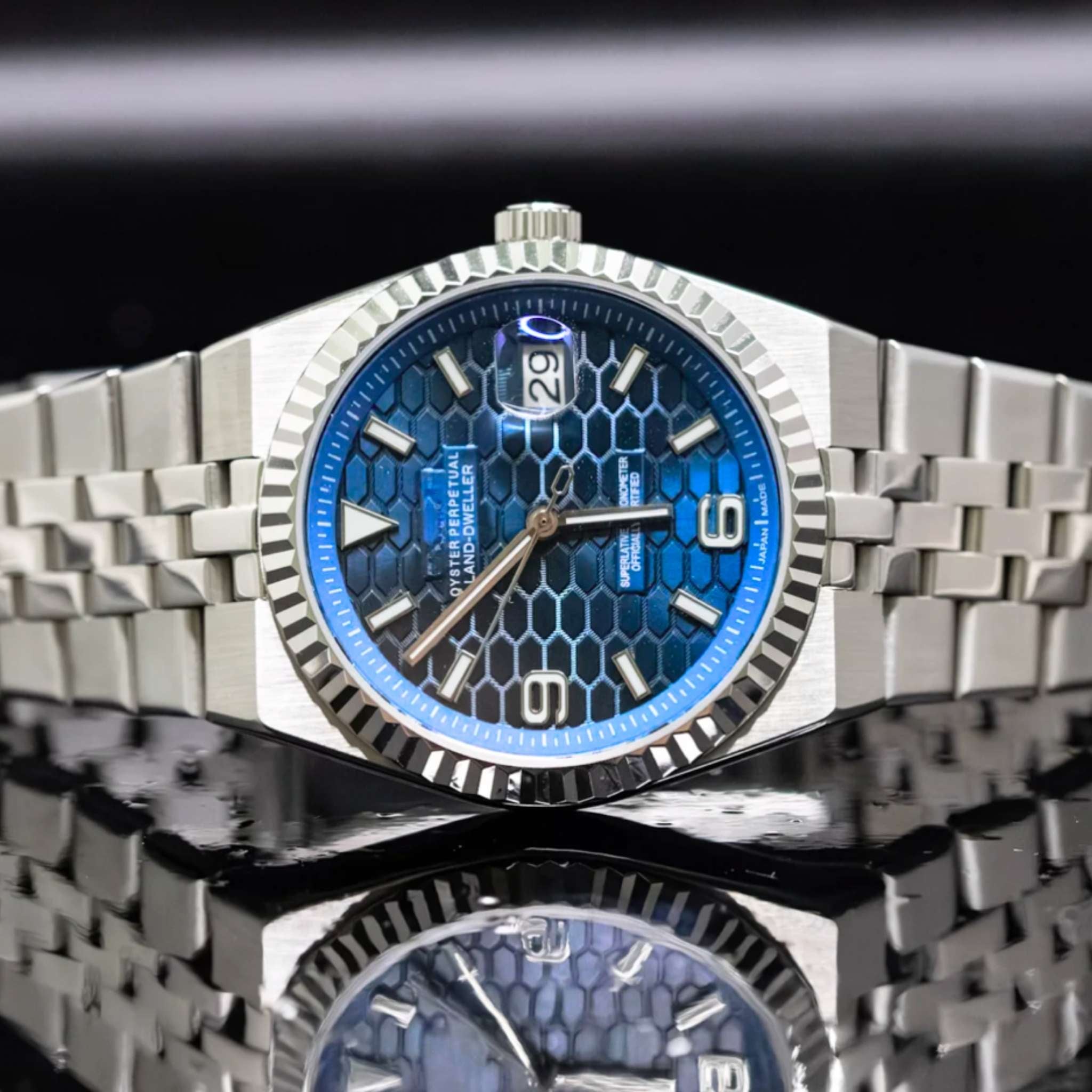 Cadran bleu de la Seikmod Land Dweller avec index lumineux et finitions premium