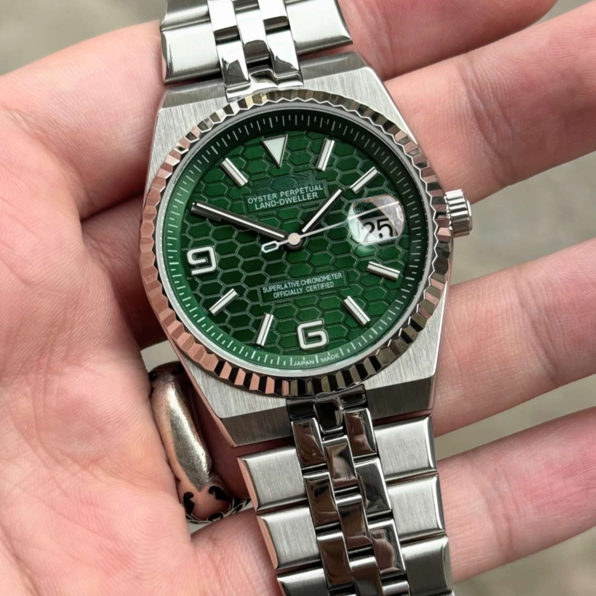 Cadran vert de la Seikmod Land Dweller avec index lumineux et finitions premium