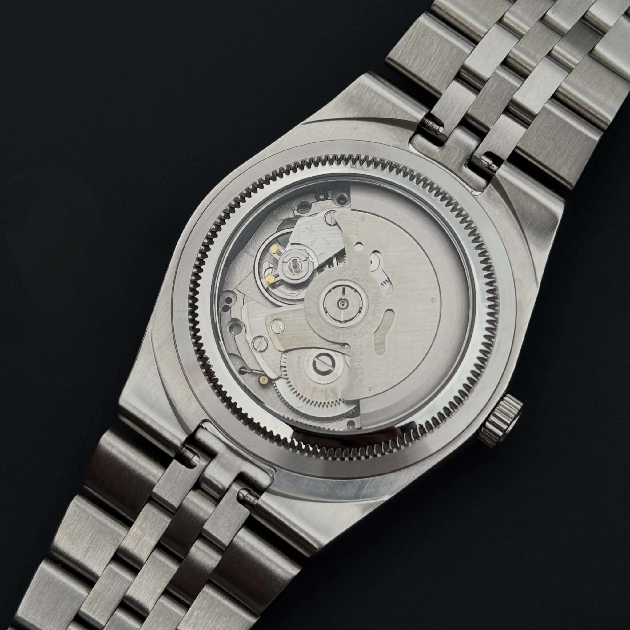 Dos transparent révélant le mouvement automatique authentique de la Seikmod Land Dweller