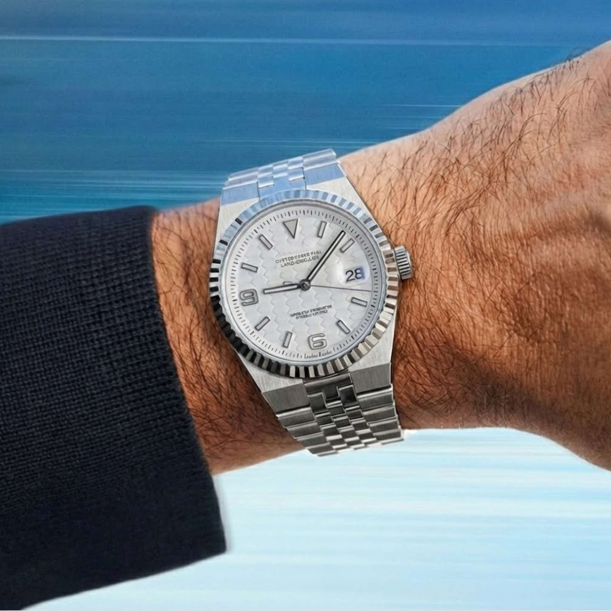 Montre Seikmod Land Dweller blanche portée au poignet pour visualiser le rendu réel