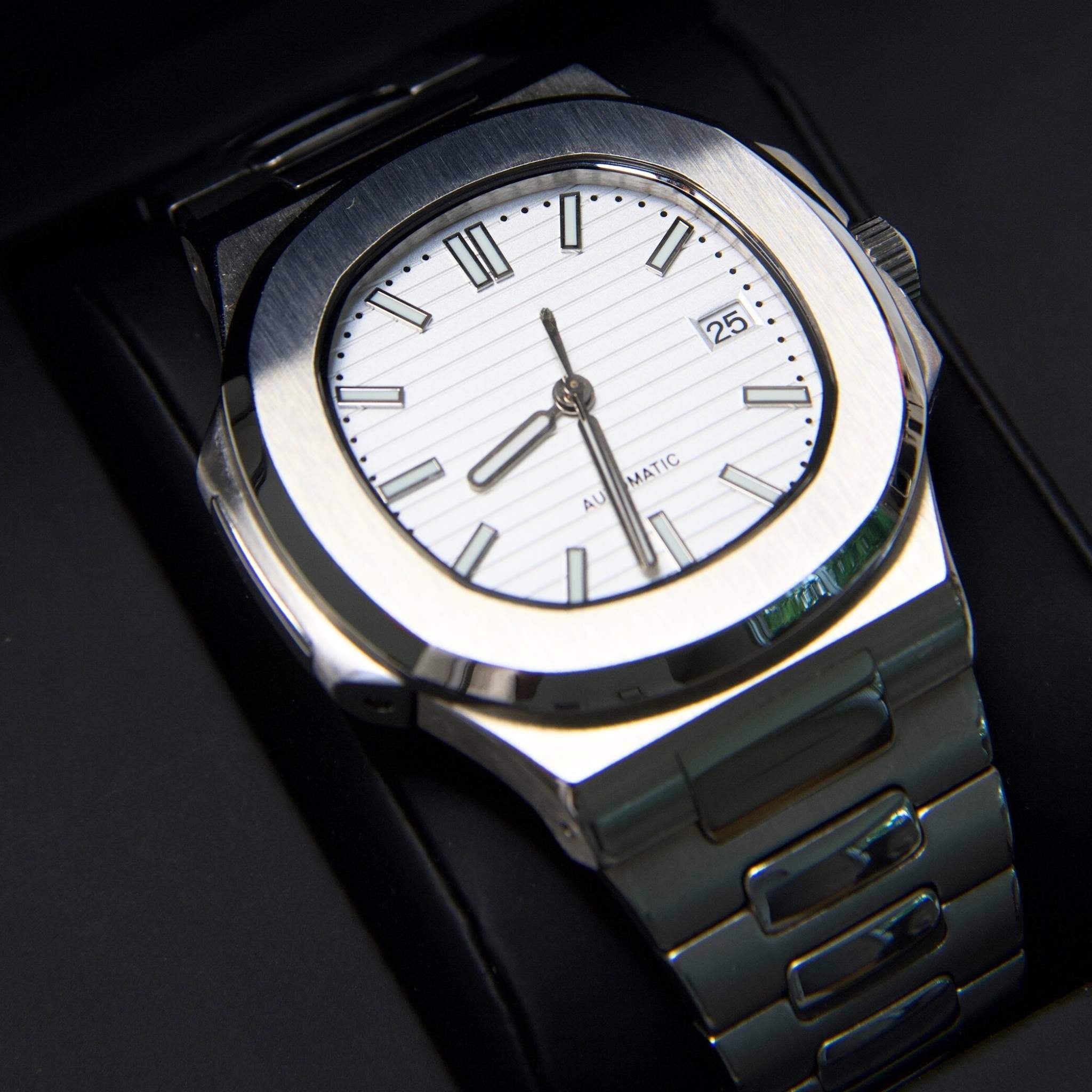 “Cadran blanc texturé à bandes horizontales de la montre SEIKMOD Nautilus Blanc NH35, aiguilles argentées et index luminescents”