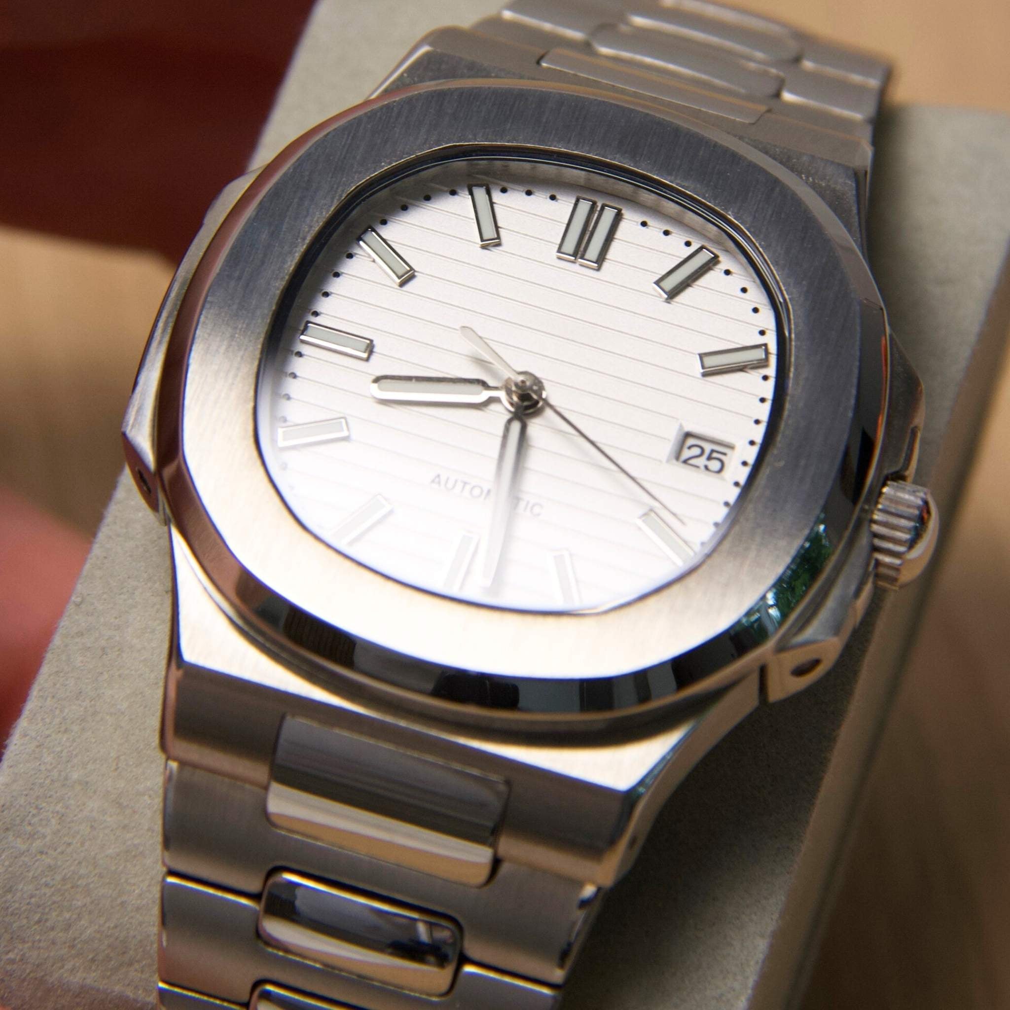 “Détail du cadran blanc et du verre saphir anti-rayures de la montre SEIKMOD Nautilus Blanc NH35, mouvement automatique Seiko Instruments Inc.”