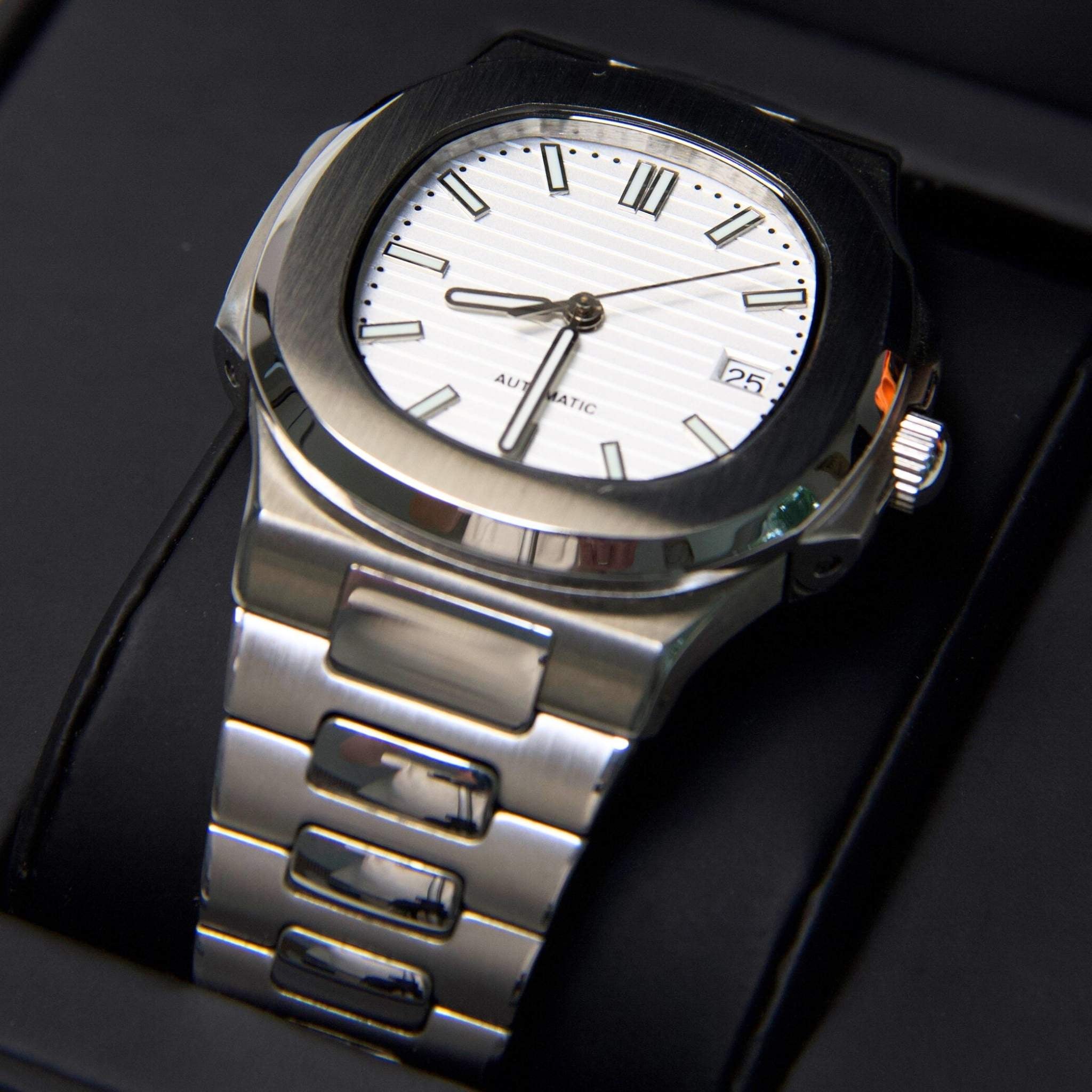 “Montre SEIKMOD Nautilus Blanc NH35 présentée dans son écrin premium Modus Horlogerie”