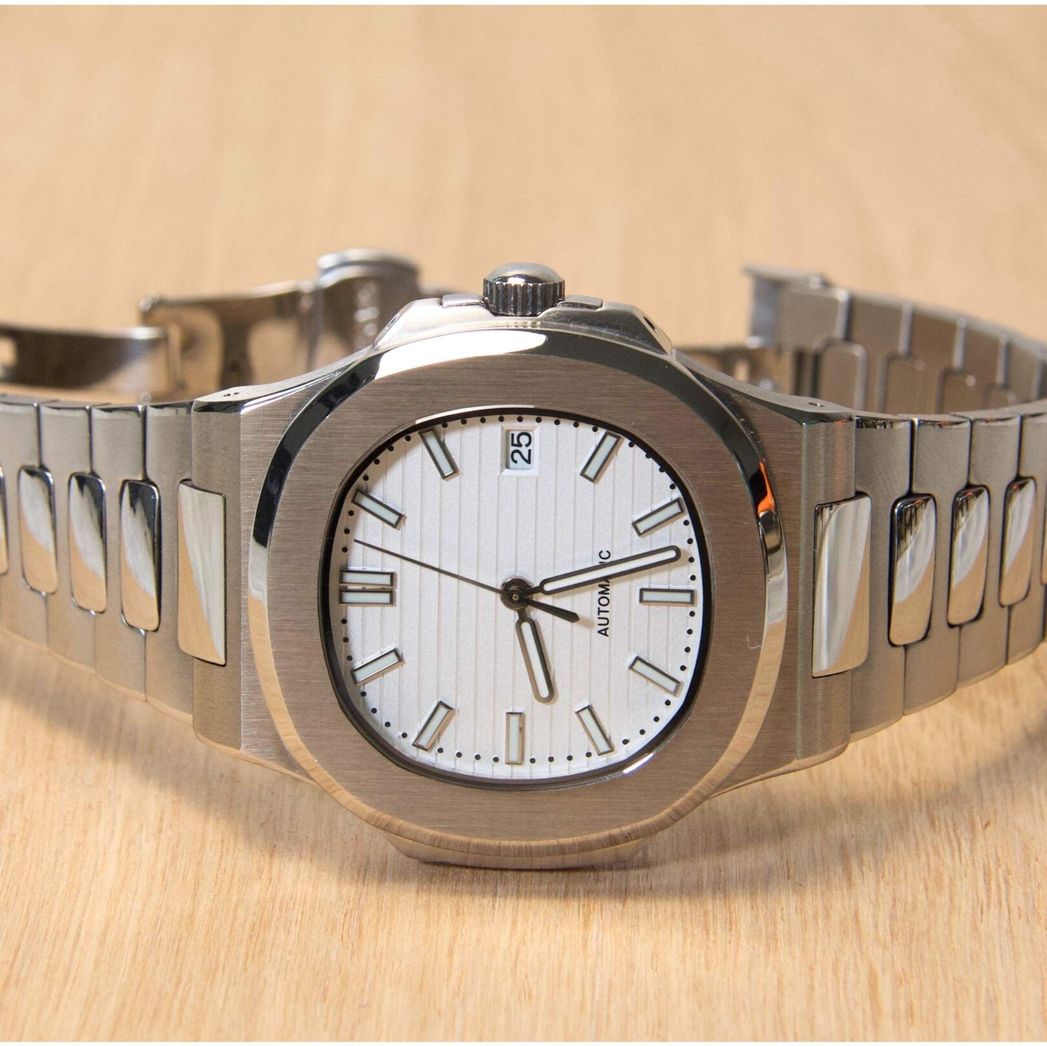 “Montre SEIKMOD Nautilus Blanc NH35 vue complète à plat, cadran blanc et bracelet acier intégré”