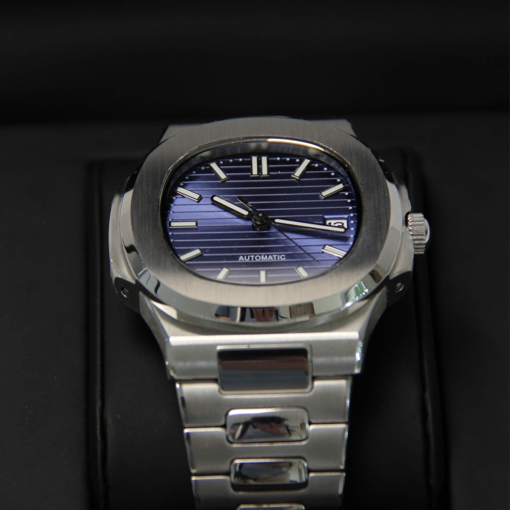 “Cadran bleu texturé à bandes horizontales de la montre SEIKMOD Nautilus Bleu NH35, aiguilles argentées et index luminescents”