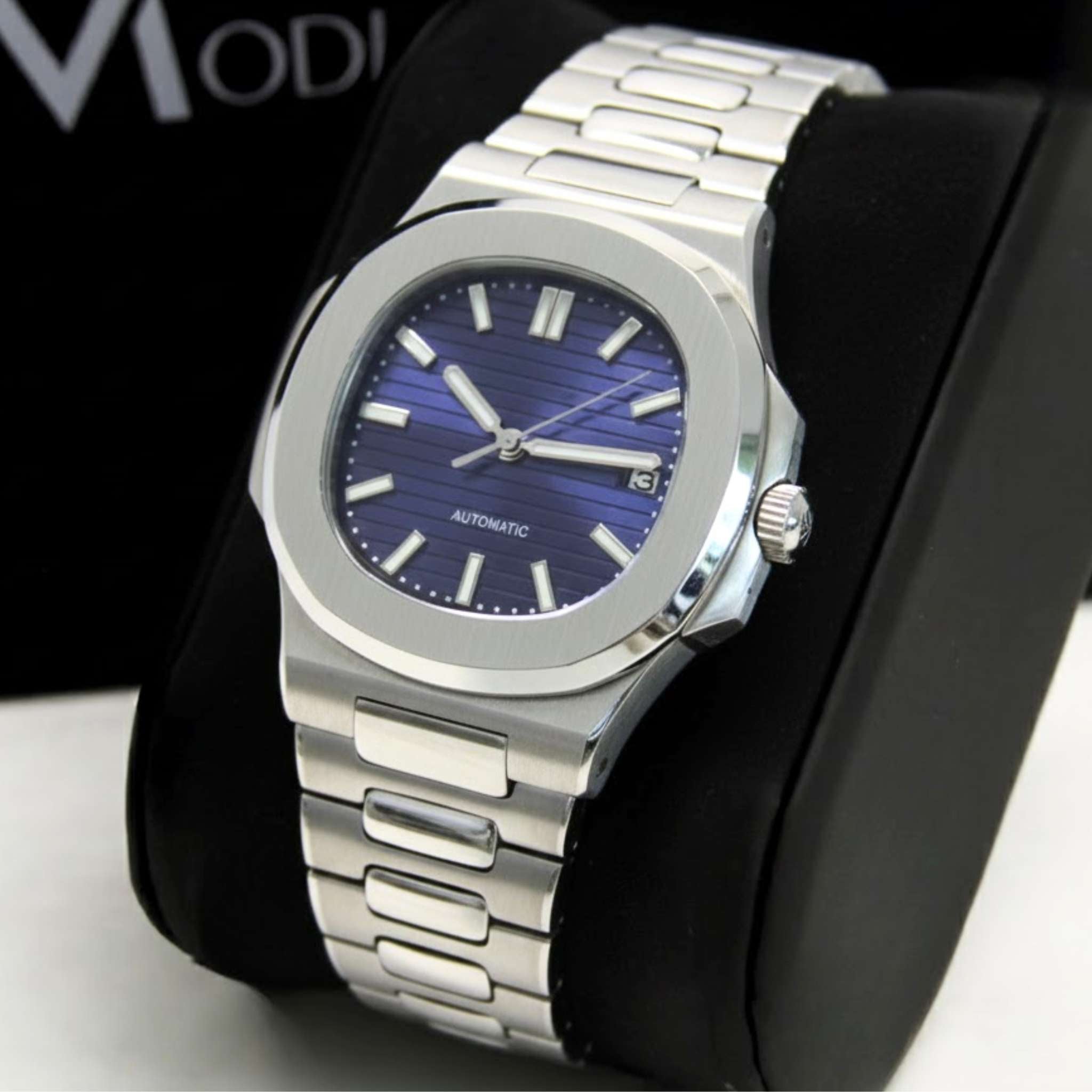 “Montre SEIKMOD Nautilus Bleu équipée du mouvement automatique Seiko NH35, cadran bleu marine et boîtier acier poli, assemblée à la main en France”