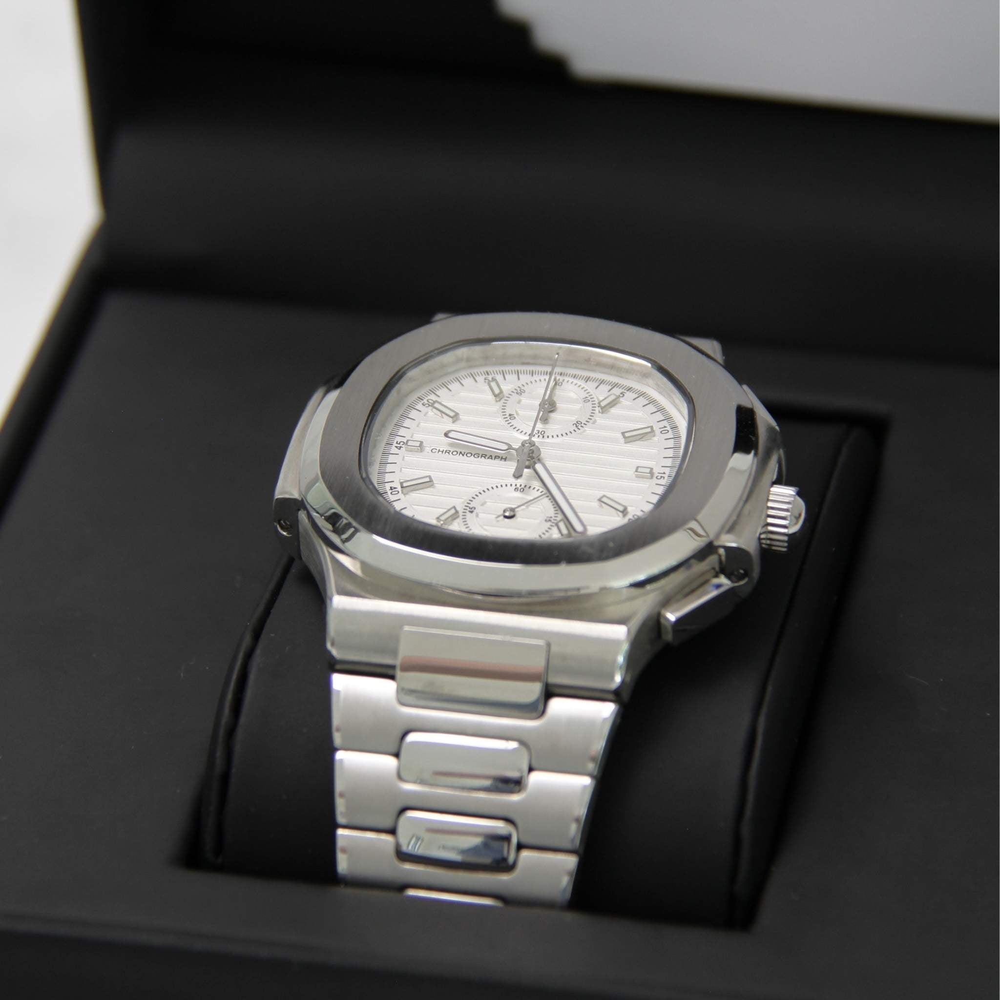 “Montre SEIKMOD Nautilus Chronographe Blanc VK63 présentée dans son écrin premium Modus Horlogerie”