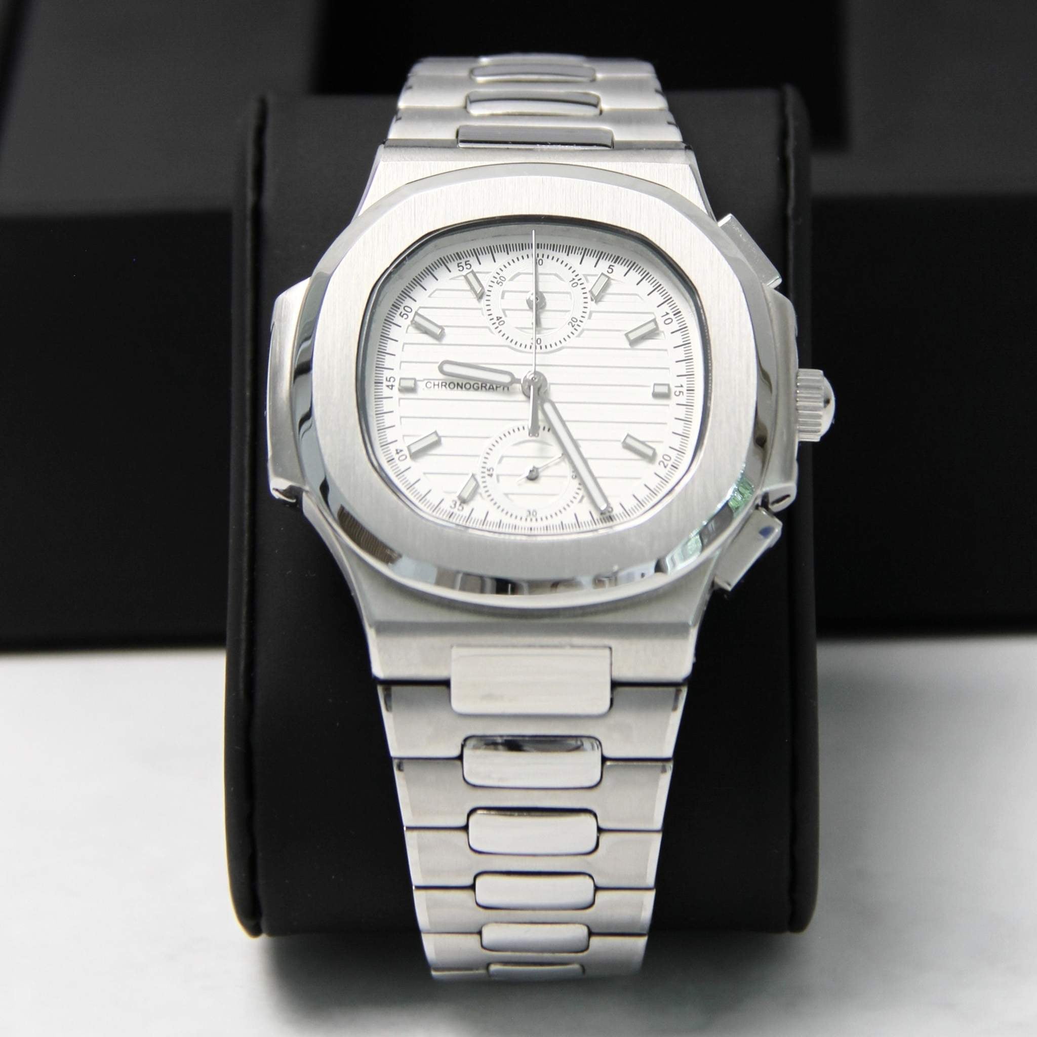 “Montre SEIKMOD Nautilus Chronographe Blanc équipée du mouvement Seiko VK63, cadran blanc avec compteurs argentés et boîtier acier poli, assemblée à la main en France”