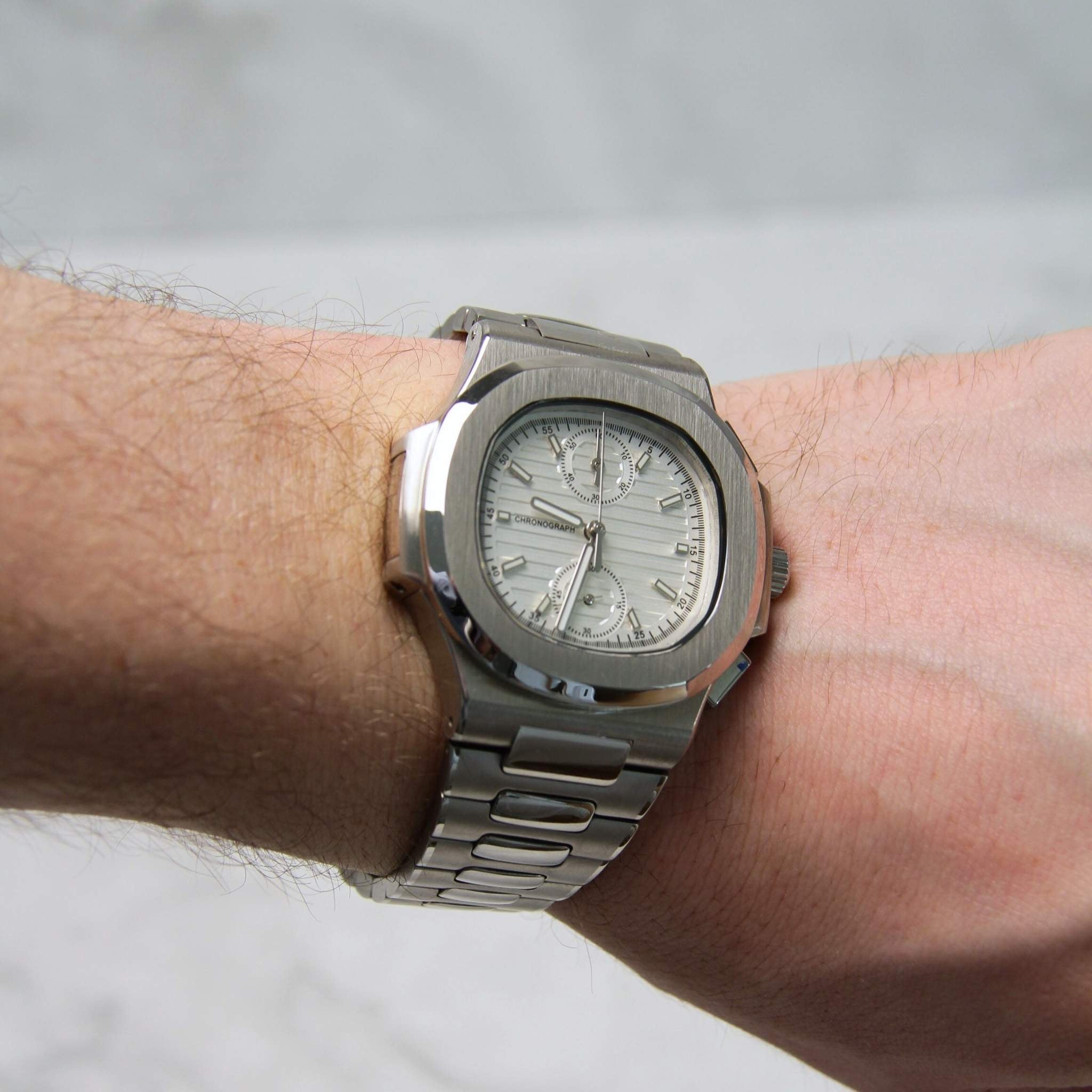 “Montre SEIKMOD Nautilus Chronographe Blanc VK63 portée au poignet, design sport-luxe et boîtier acier 316L poli et brossé”