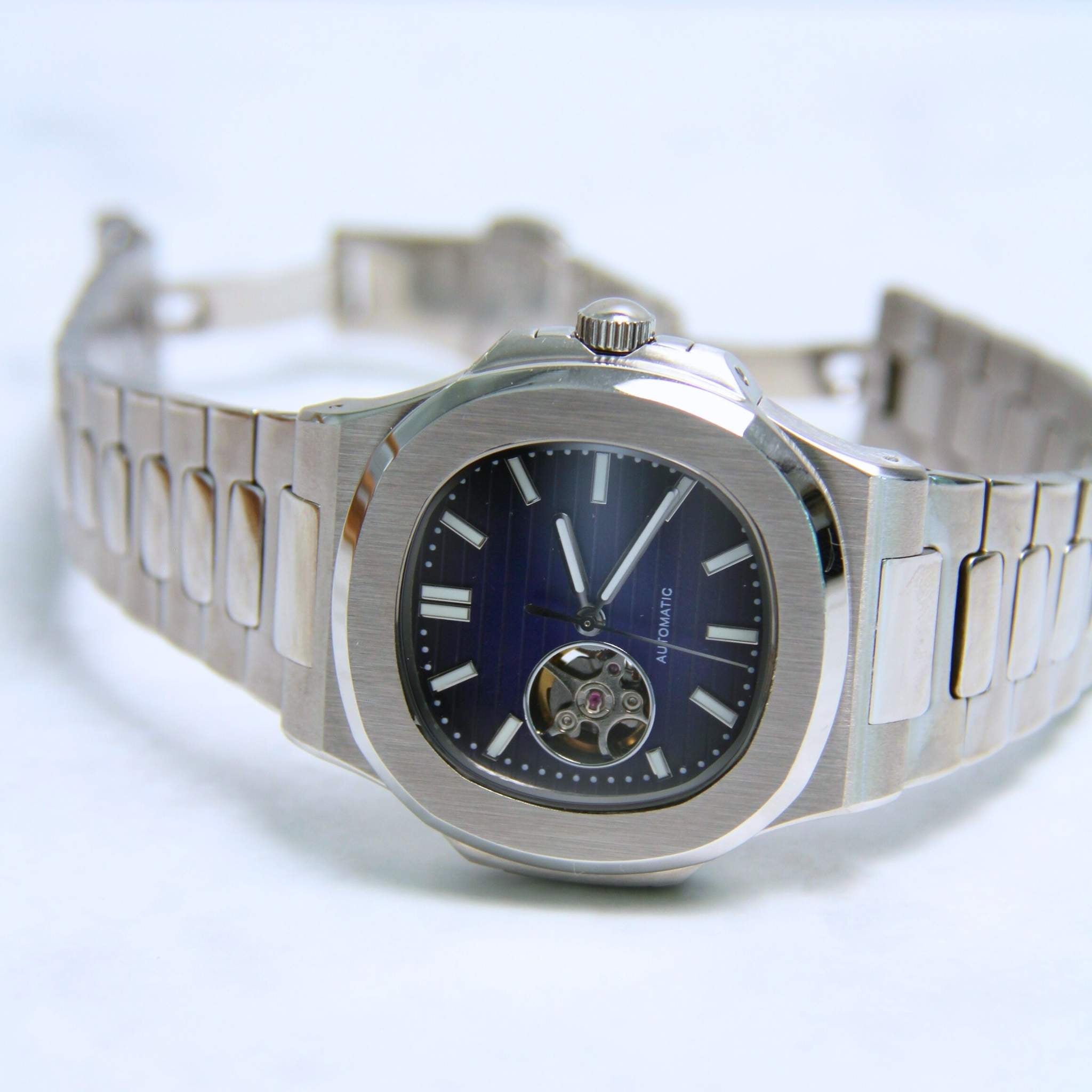 “Montre SEIKMOD Nautilus Cœur Ouvert Bleu NH38 vue complète à plat, cadran bleu et ouverture sur le mécanisme”