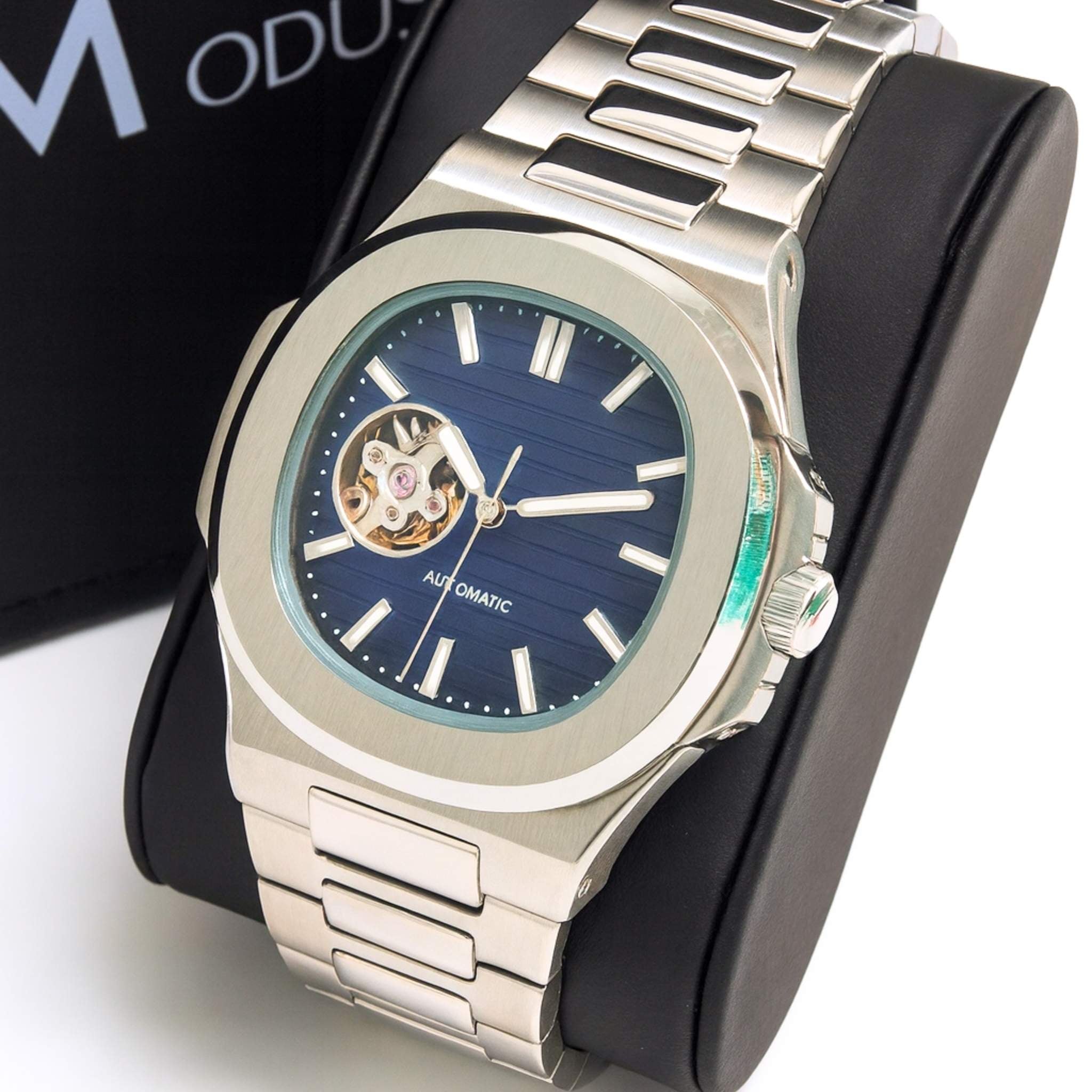 “Montre SEIKMOD Nautilus Cœur Ouvert Bleu équipée du mouvement automatique Seiko NH38, cadran bleu avec ouverture sur le mécanisme, assemblée à la main en France”