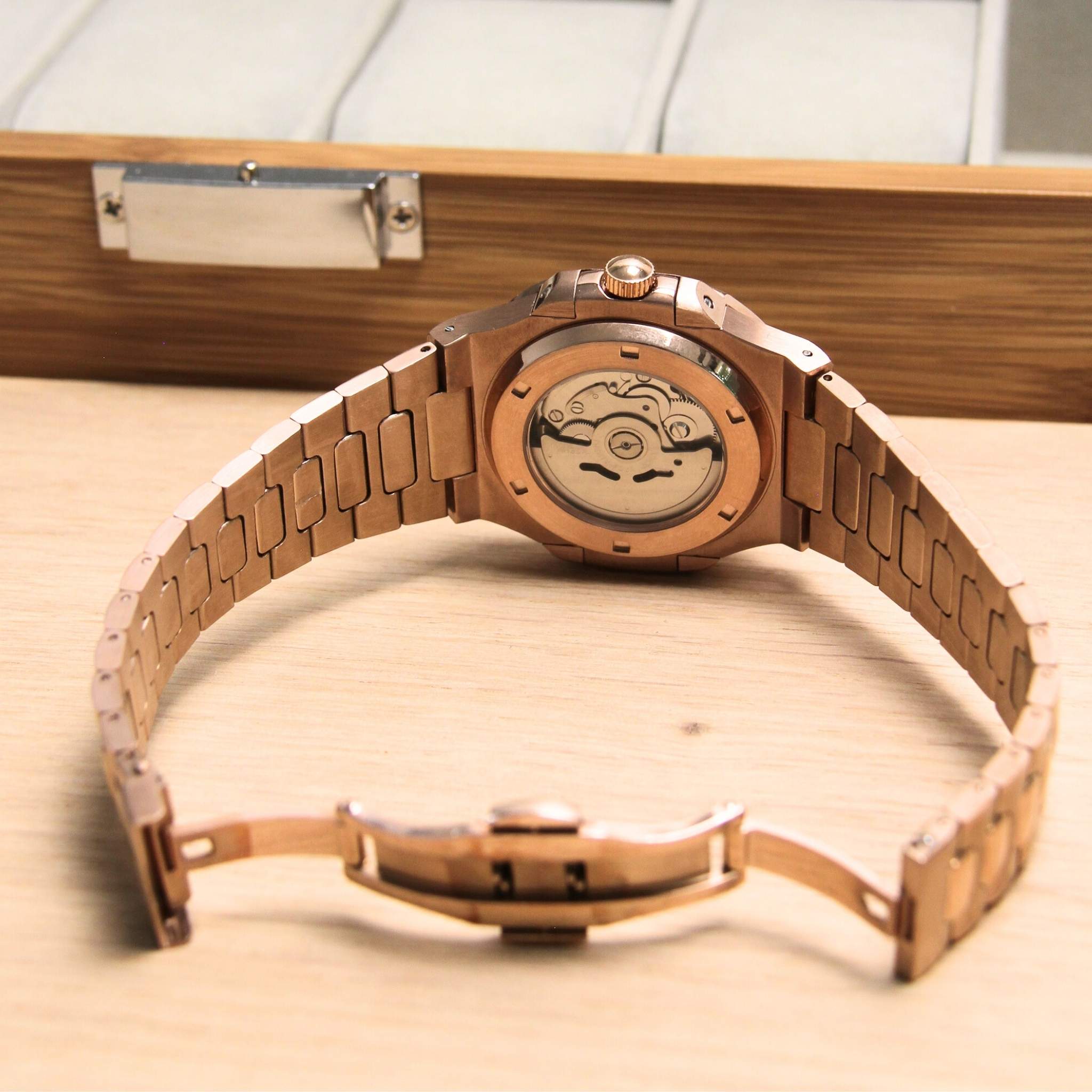 “Bracelet acier or rose intégré et fond transparent de la montre SEIKMOD Nautilus Cœur Ouvert Or Rose NH38, mouvement automatique visible”