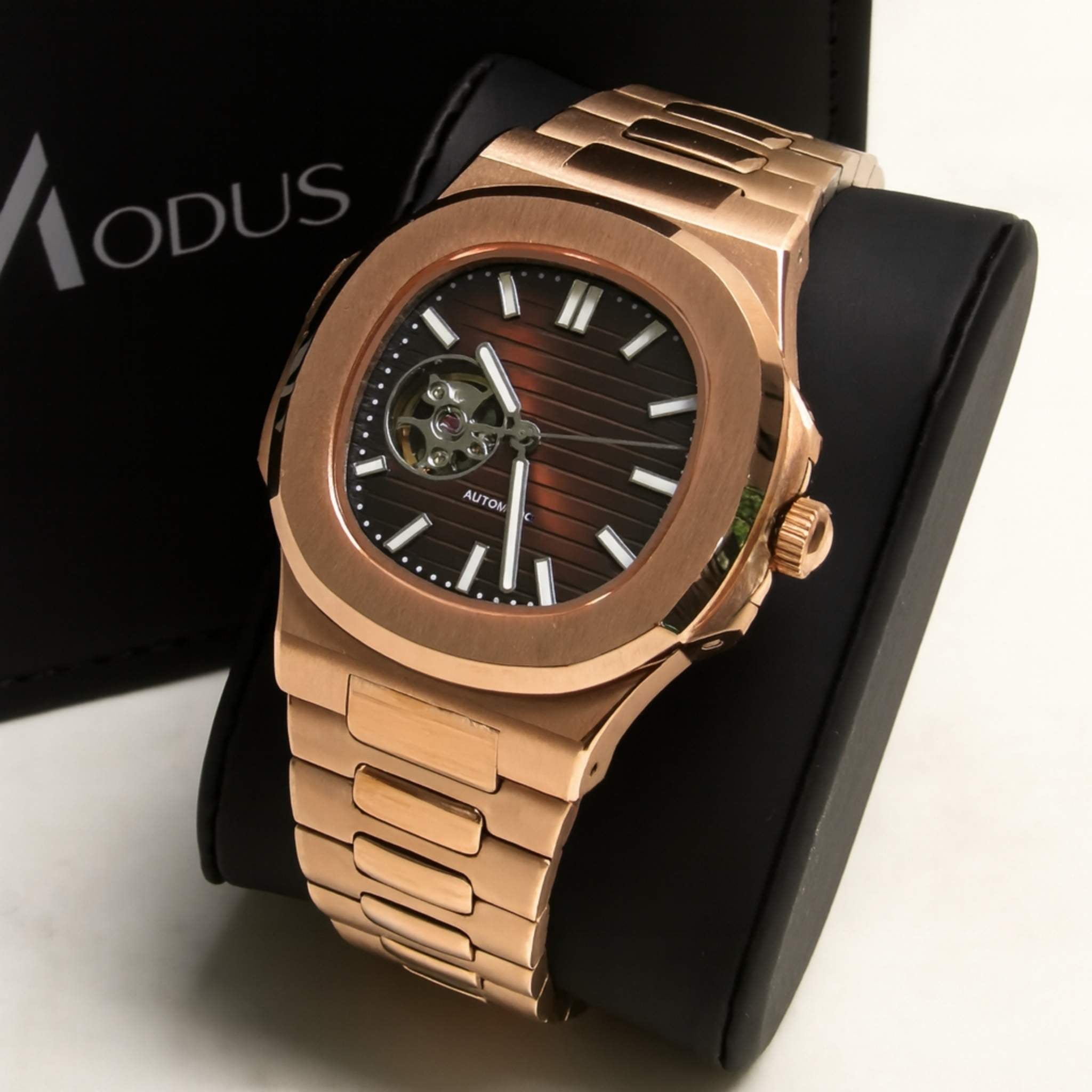 “Montre SEIKMOD Nautilus Cœur Ouvert Or Rose équipée du mouvement automatique Seiko NH38, cadran brun à ouverture sur le mécanisme et boîtier or rose, assemblée à la main en France”