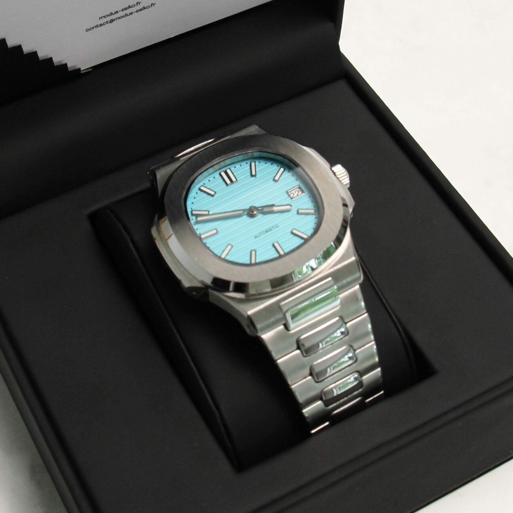 “Cadran bleu Tiffany à texture horizontale de la montre SEIKMOD Nautilus NH35, aiguilles argentées et index luminescents”