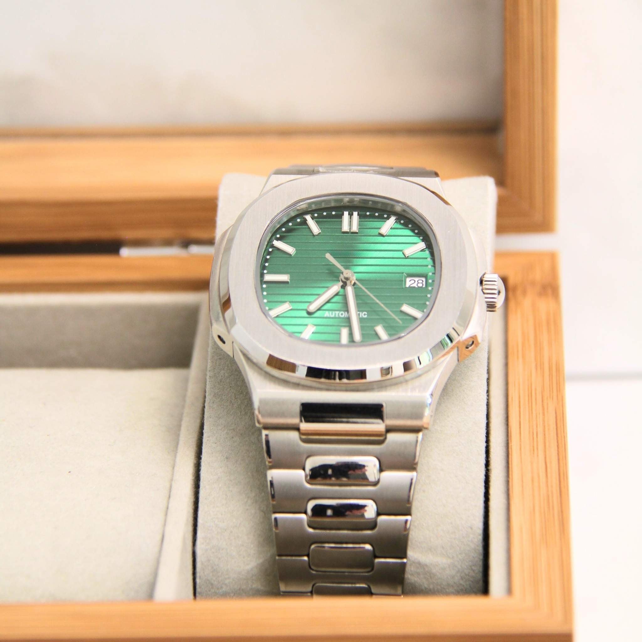 “Détail du cadran vert métallisé et du verre saphir anti-rayures de la montre SEIKMOD Nautilus Vert NH35, mouvement automatique Seiko Instruments Inc.”