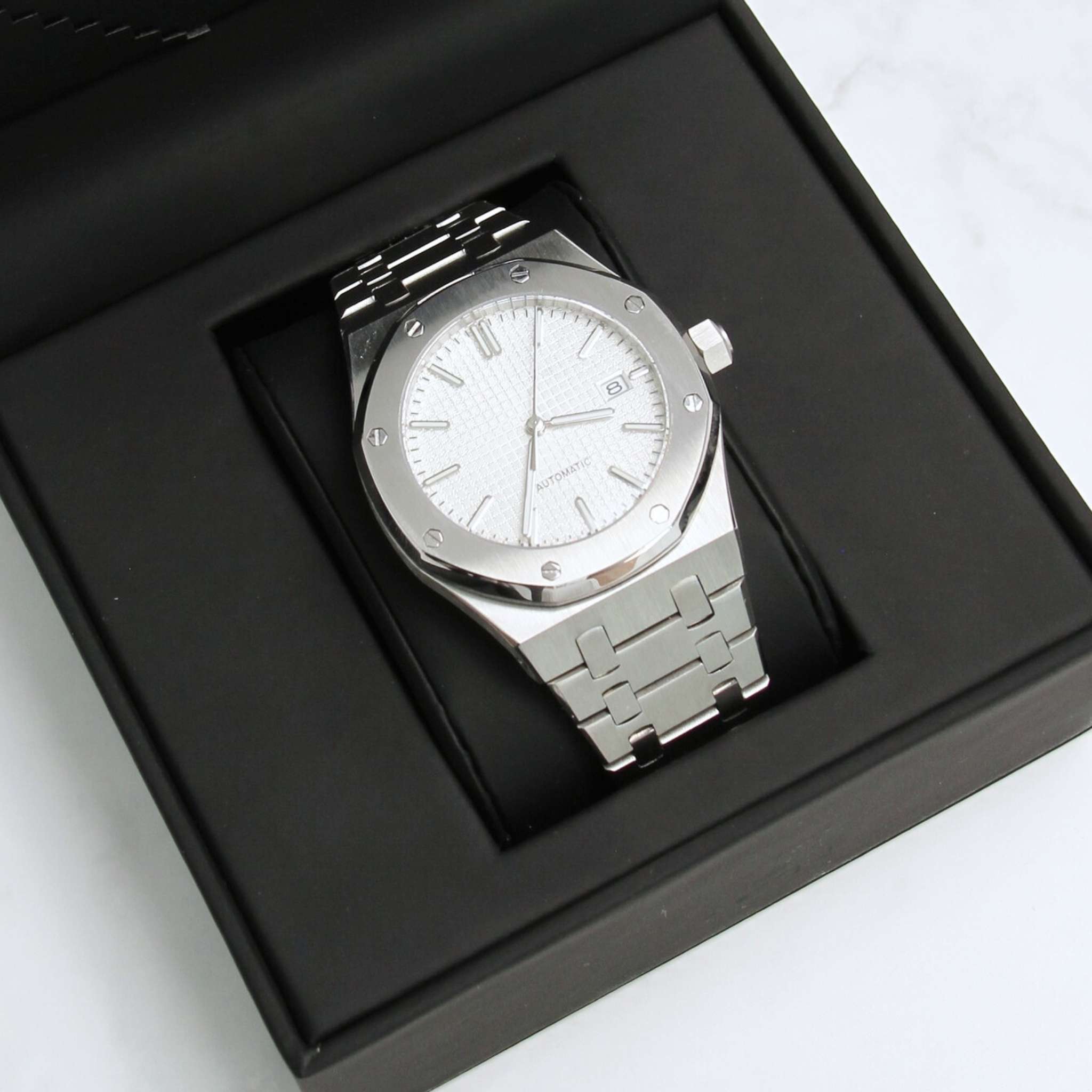 “Montre SEIKMOD Royal Oak Blanc NH35 présentée dans son écrin premium Modus Horlogerie”