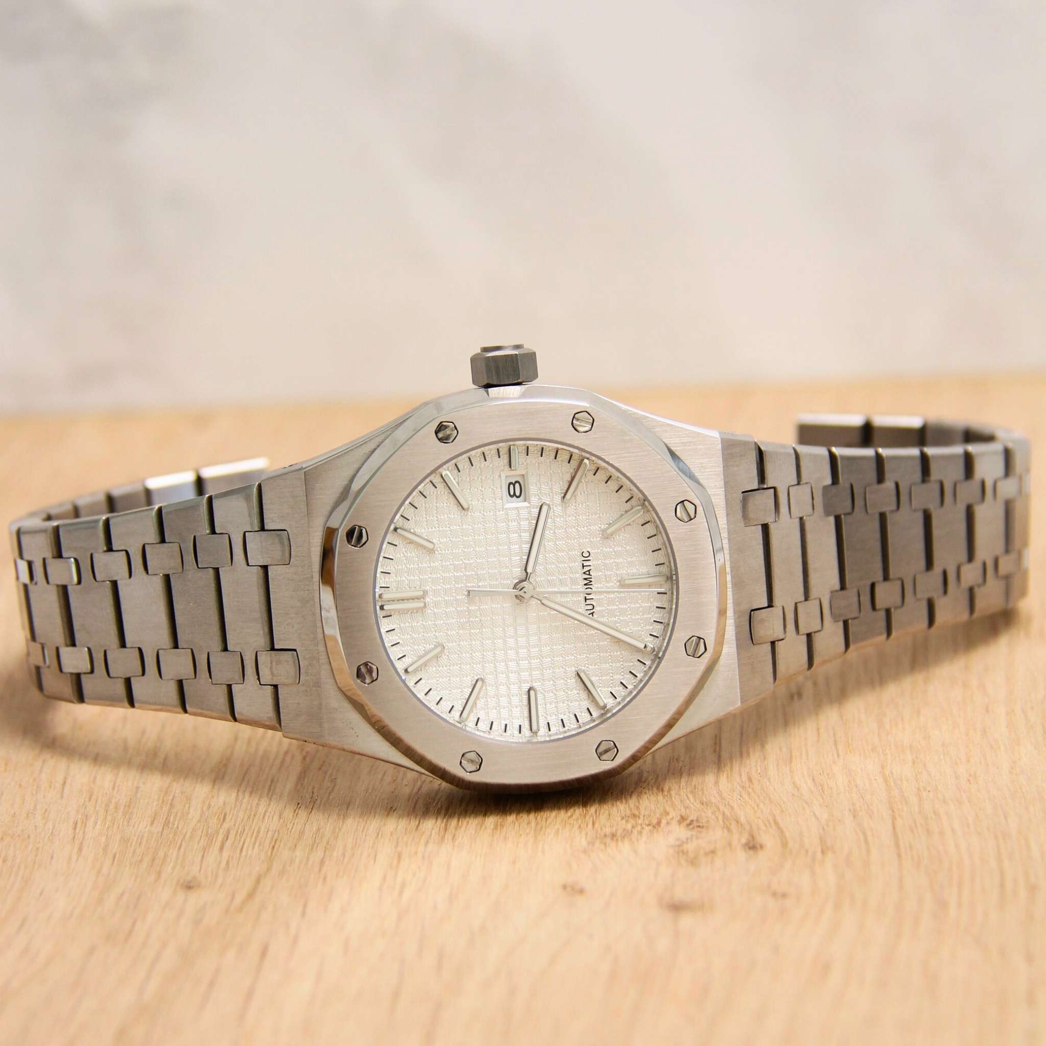 “Montre SEIKMOD Royal Oak Blanc NH35 vue complète à plat, design élégant et fabrication française”