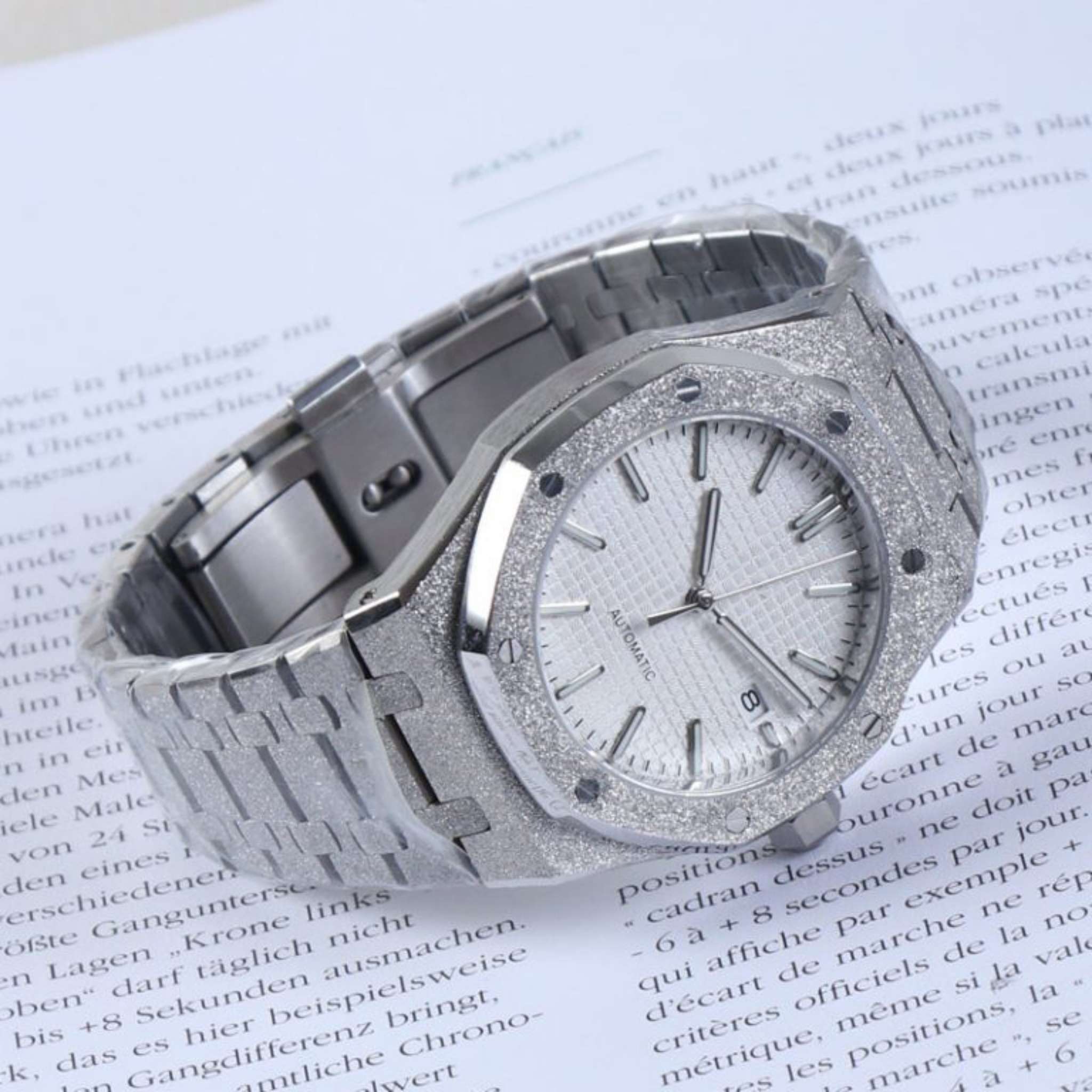 “Montre SEIKMOD Royal Oak Brillante Frosted NH35 vue complète à plat, finition givrée et cadran argenté élégant”