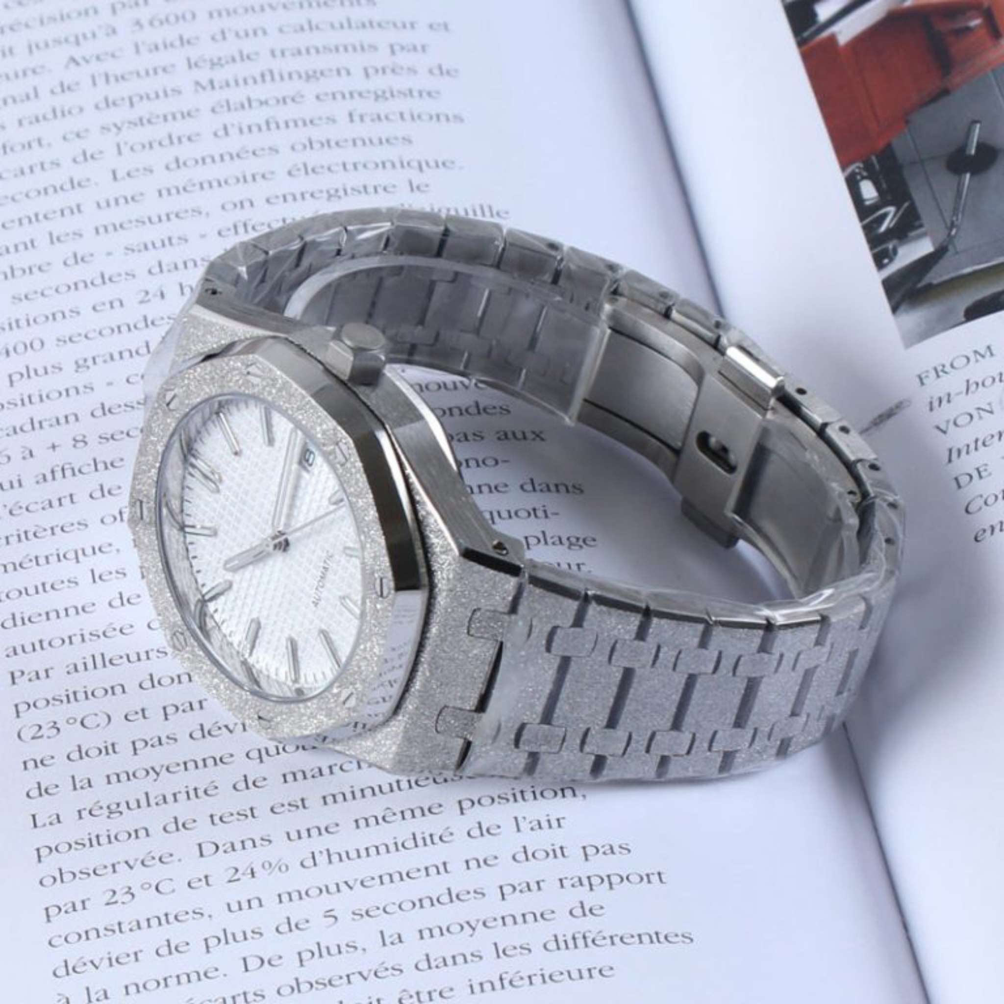 “Détail des finitions du cadran de la montre SEIKMOD Royal Oak Brillante Frosted NH35, mouvement automatique Seiko Instruments Inc.”