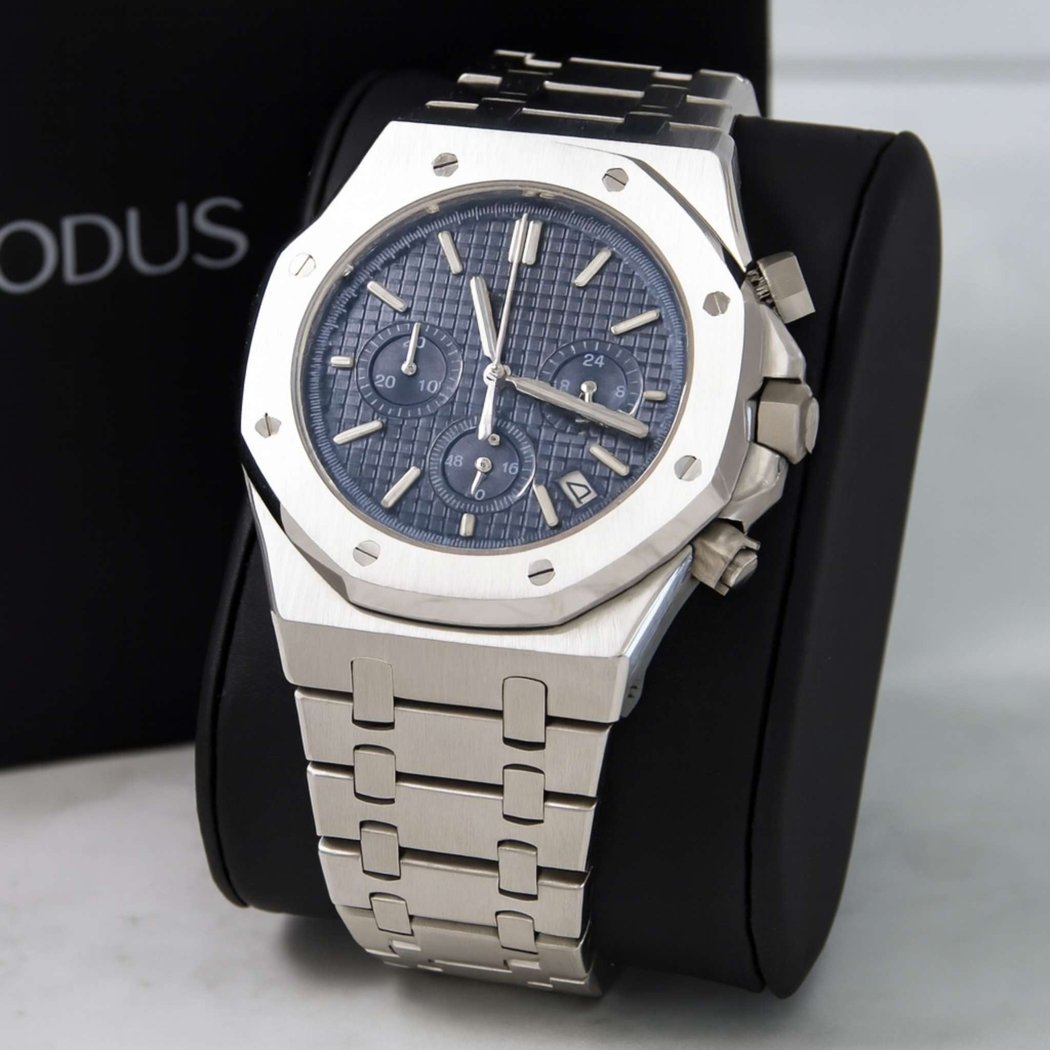 Octo Chrono Bleu – Chronographe Méca-Quartz portée au poignet | Modus Horlogerie