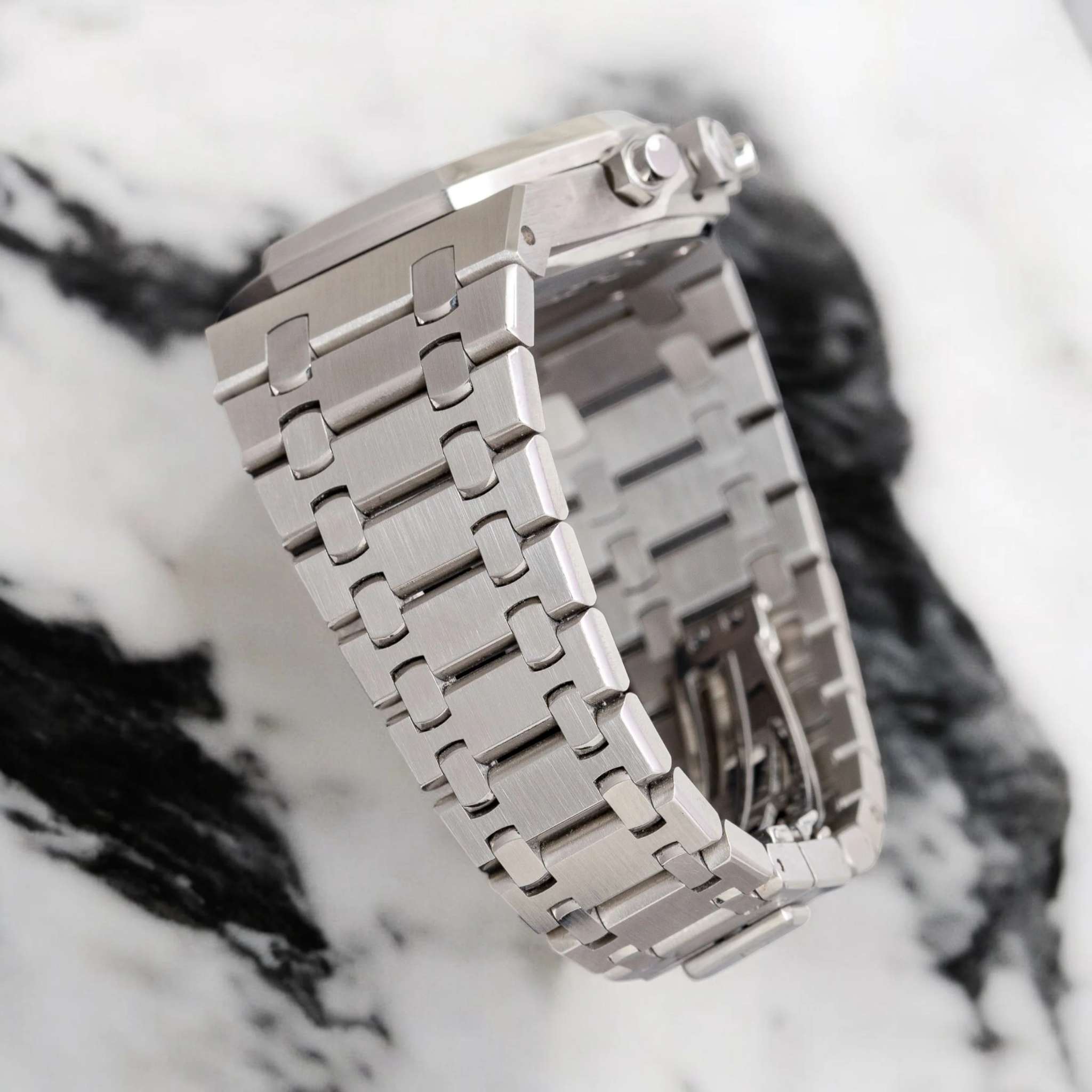 “Bracelet acier intégré et fond de boîtier de la montre SEIKMOD Royal Oak Chrono Noir VK63, finition premium”