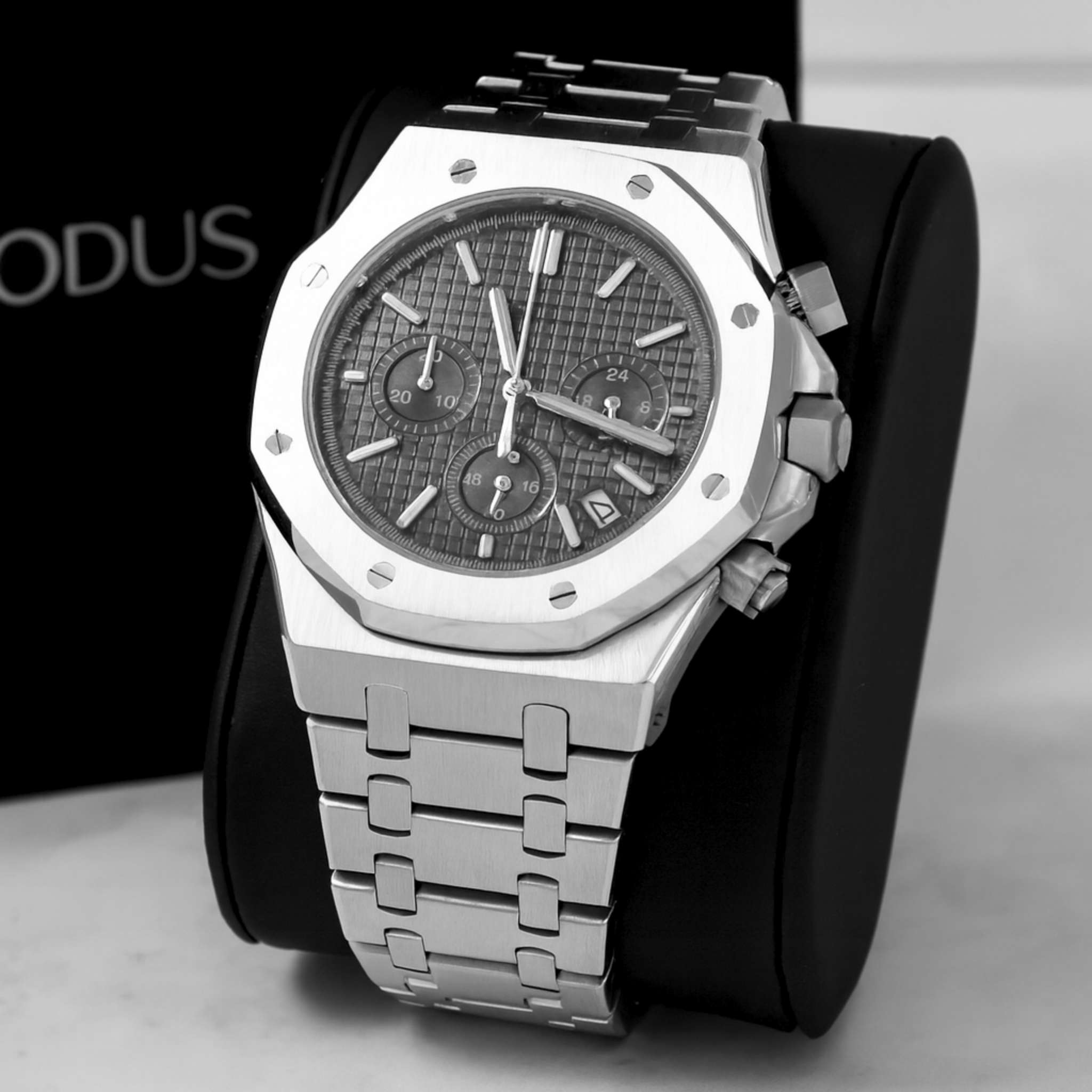 “Montre SEIKMOD Royal Oak Chrono Noir VK63 vue de face, assemblée à la main en France”