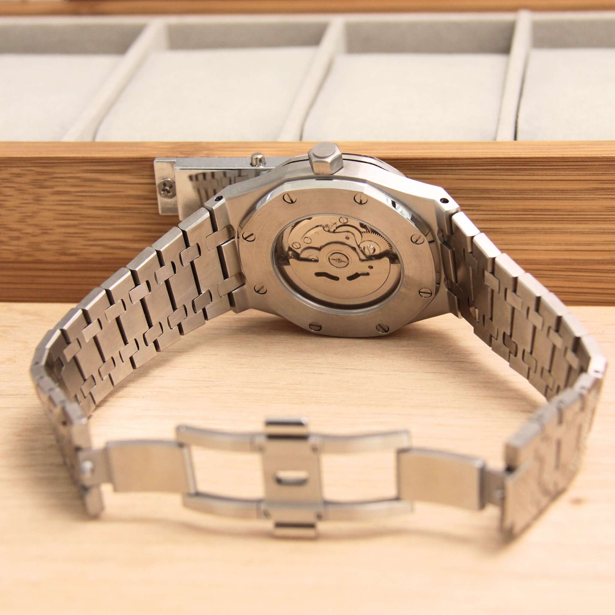 “Bracelet acier intégré et fond transparent de la montre SEIKMOD Royal Oak Noir NH35, mouvement automatique visible”