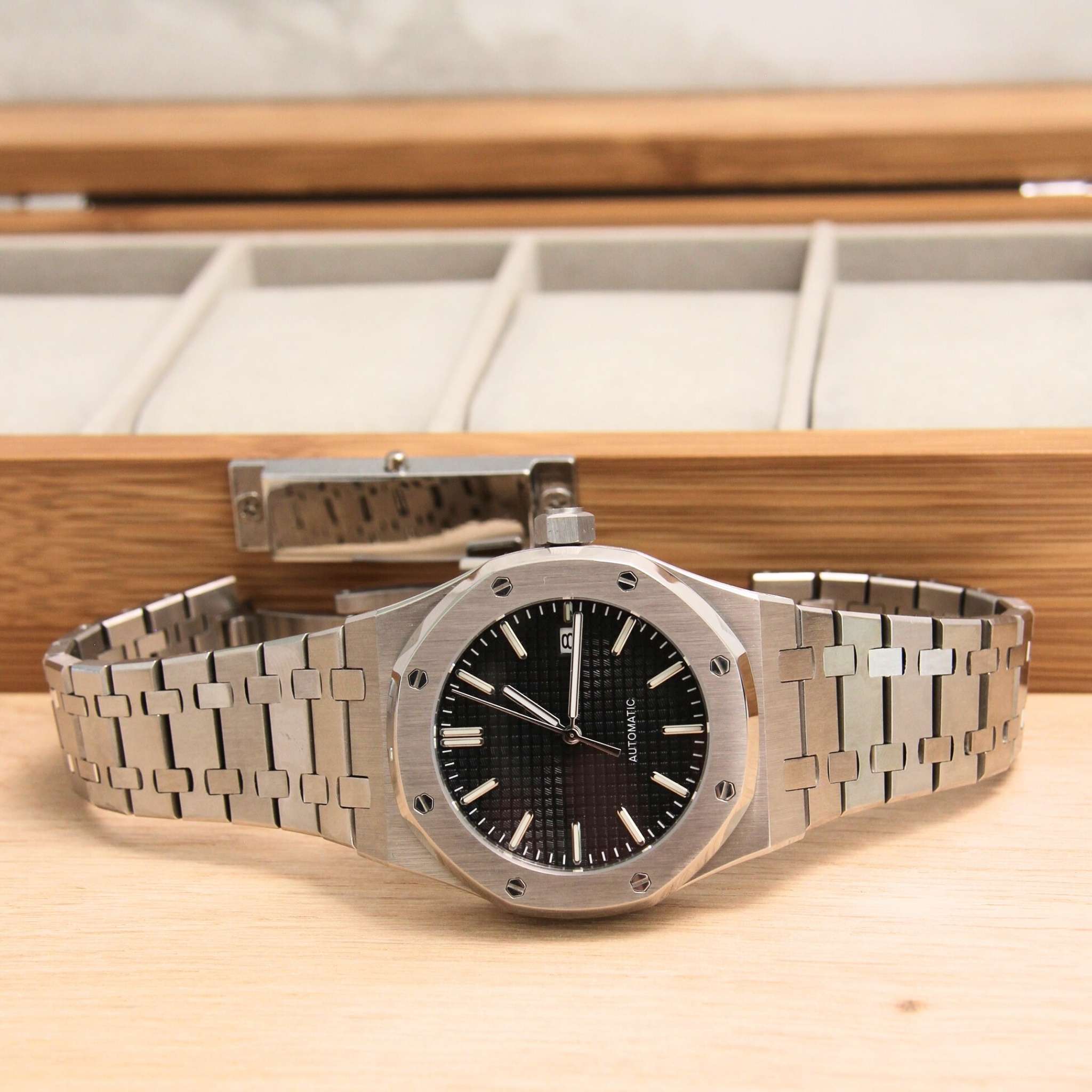 “Montre SEIKMOD Royal Oak Noir NH35 vue complète à plat, design élégant et fabrication française”