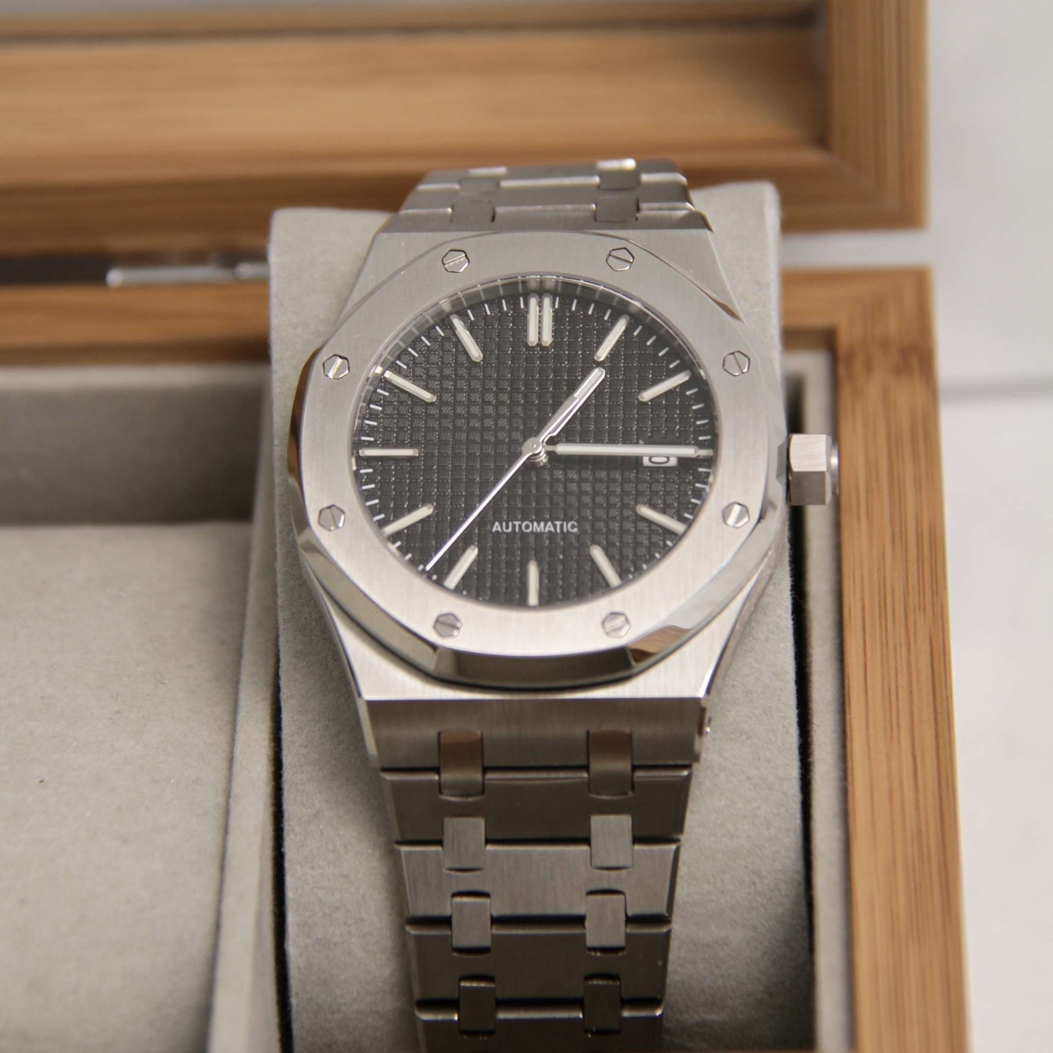 “Montre SEIKMOD Royal Oak Noir NH35 vue complète à plat, design élégant et fabrication française”