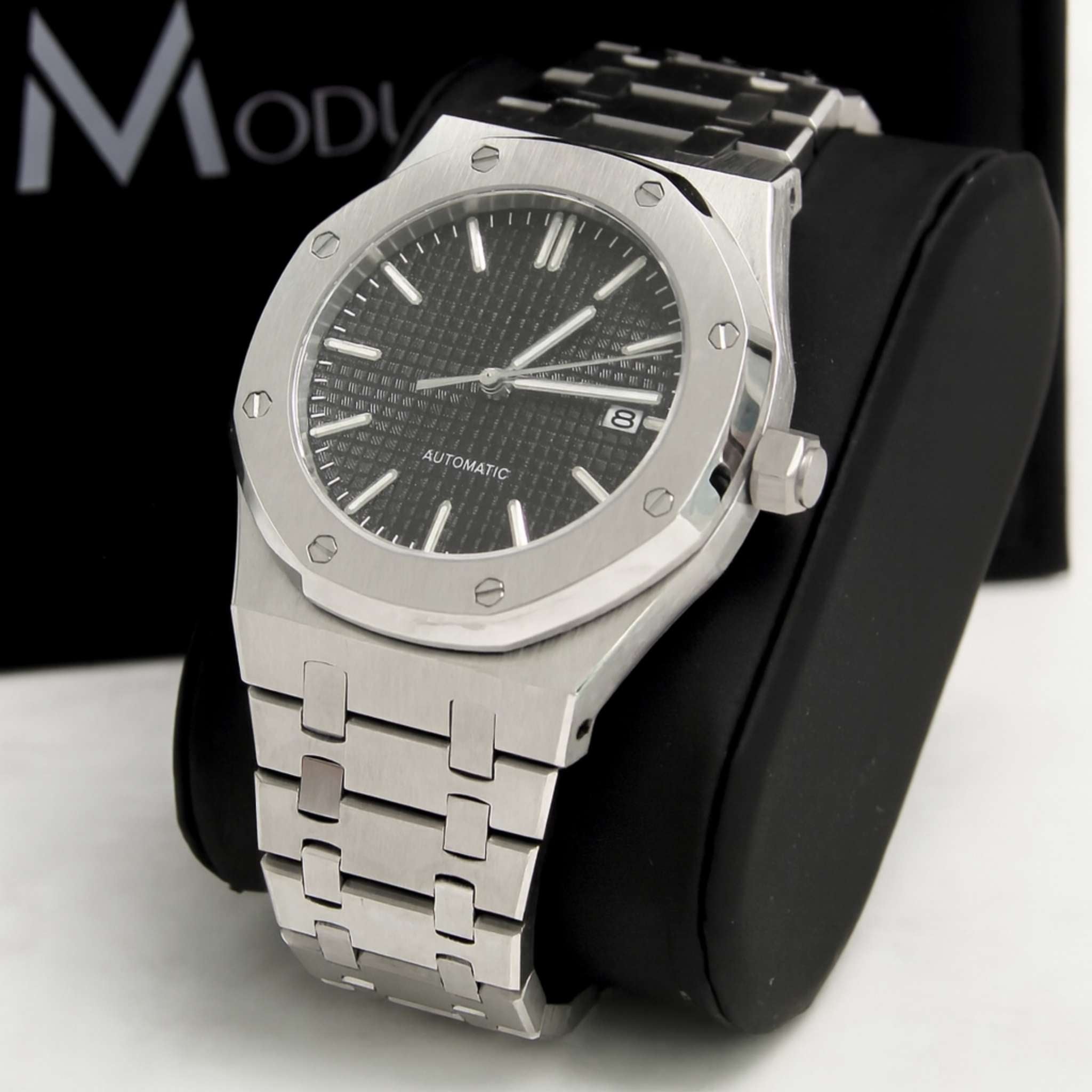 “Montre SEIKMOD Royal Oak Noir NH35 vue de face, assemblée à la main en France, cadran noir et boîtier acier brossé”