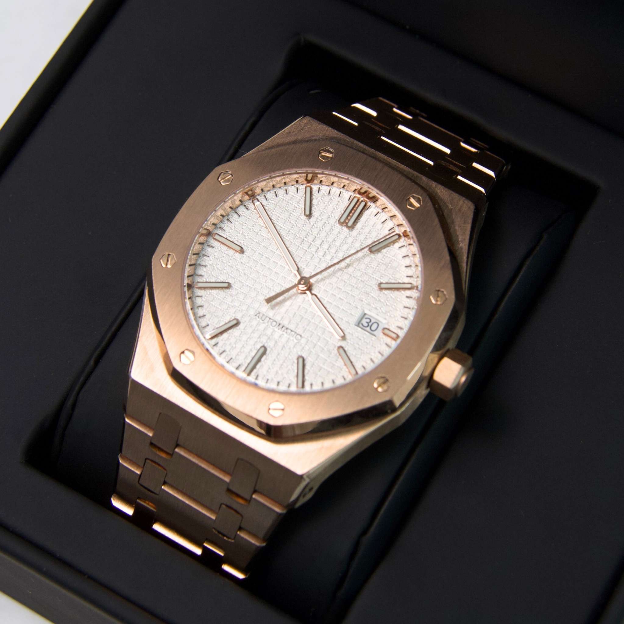 “Montre SEIKMOD Royal Oak Or Rose Blanc vue en angle, boîtier acier or rose 316L poli et brossé”