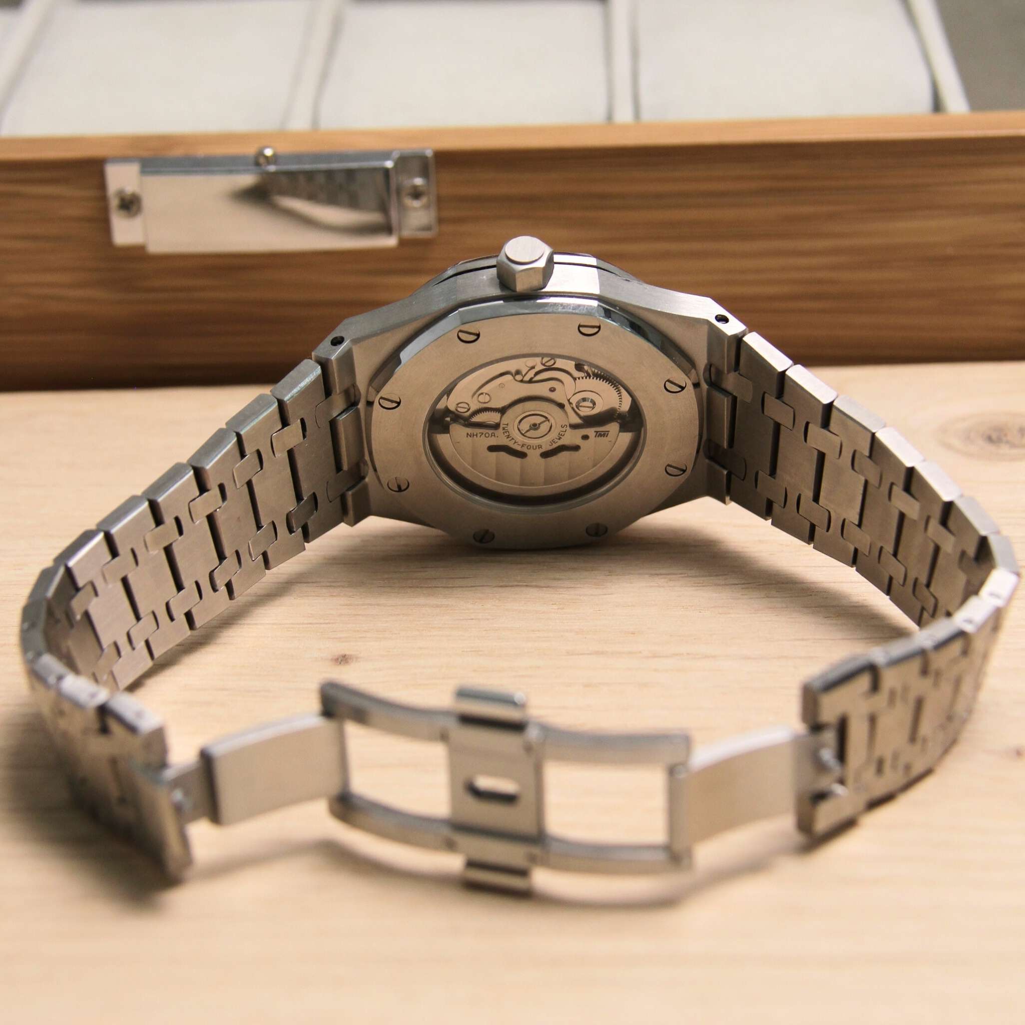 “Bracelet acier intégré et fond transparent de la montre SEIKMOD Royal Oak Squelette NH70, mouvement apparent”