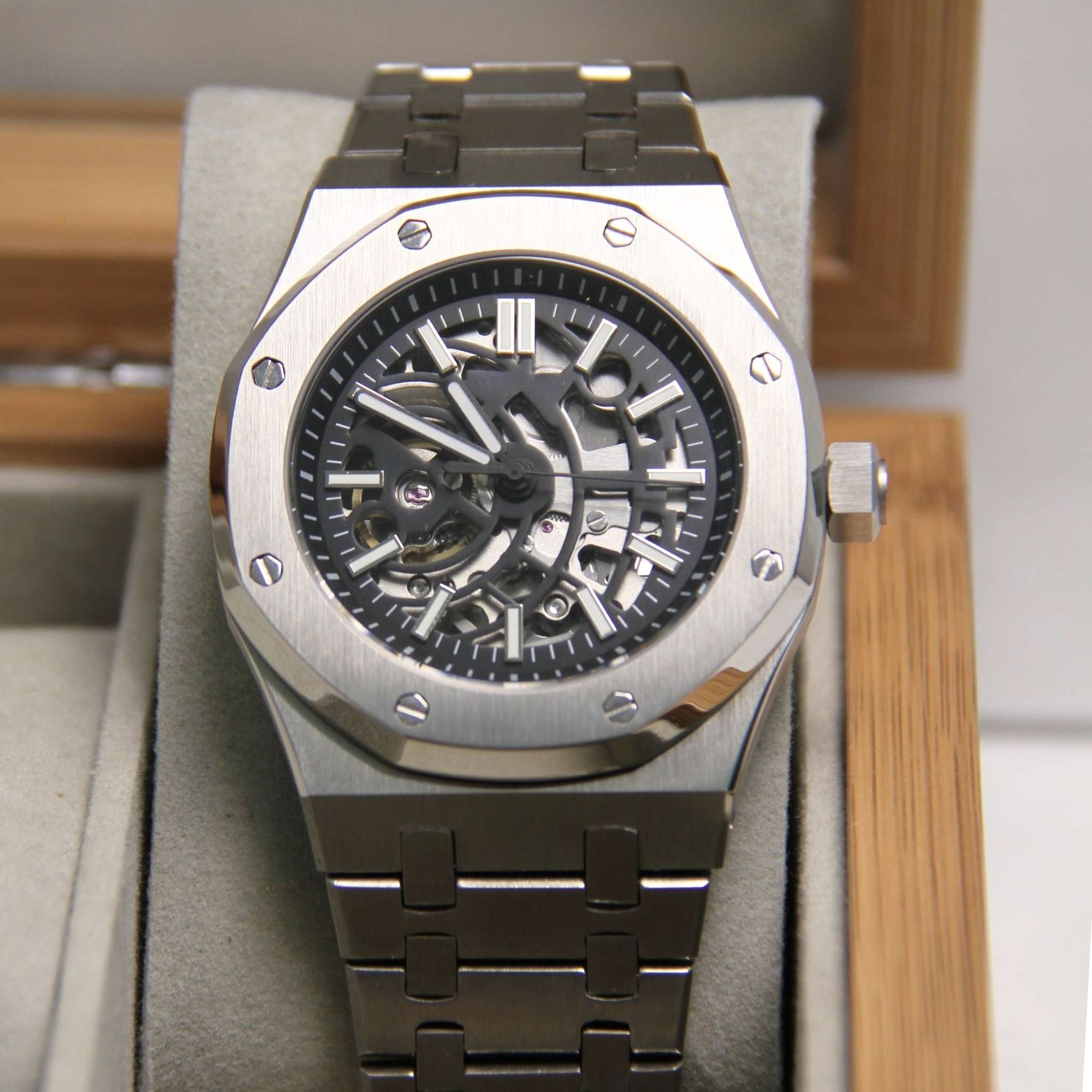 “Détail du mécanisme apparent du cadran squelette SEIKMOD Royal Oak NH70, finition haut de gamme”