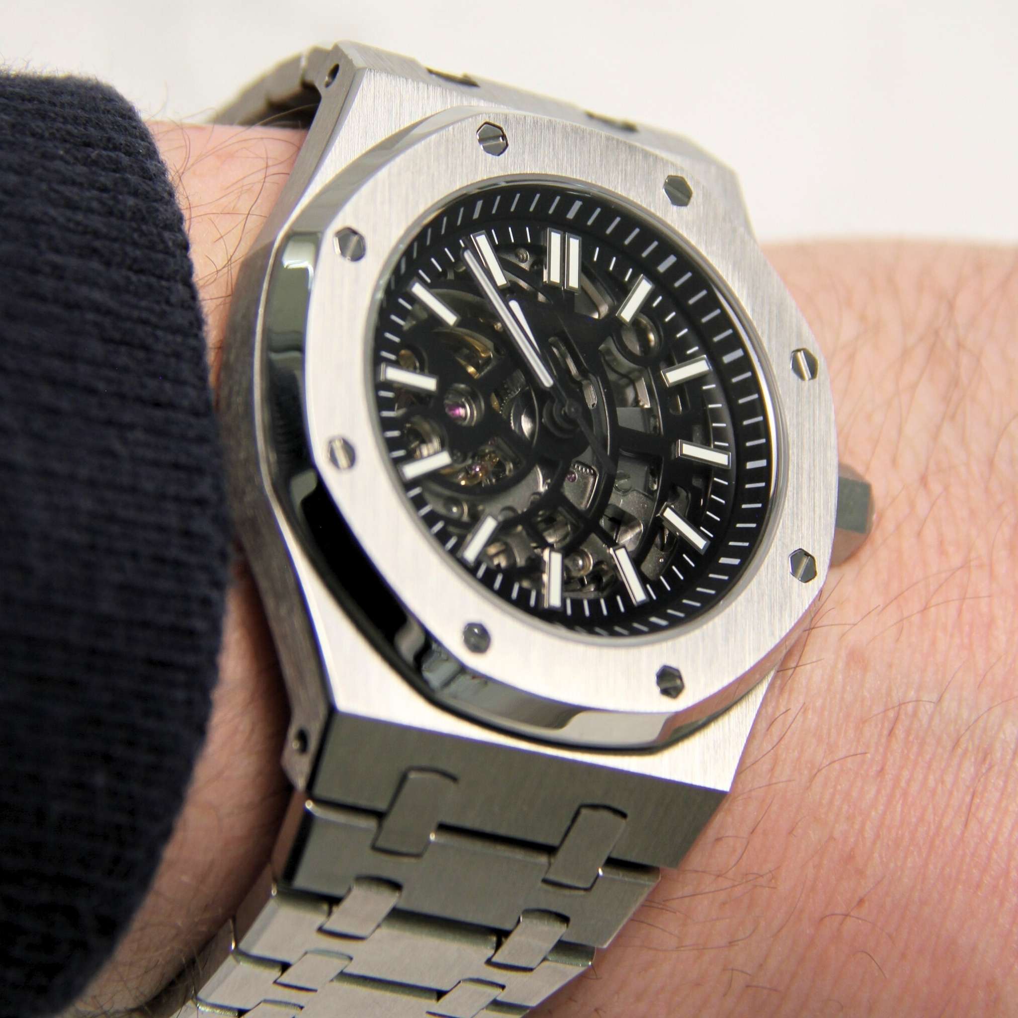 “Montre SEIKMOD Royal Oak Squelette NH70 portée au poignet, design transparent et sport chic en acier 316L”