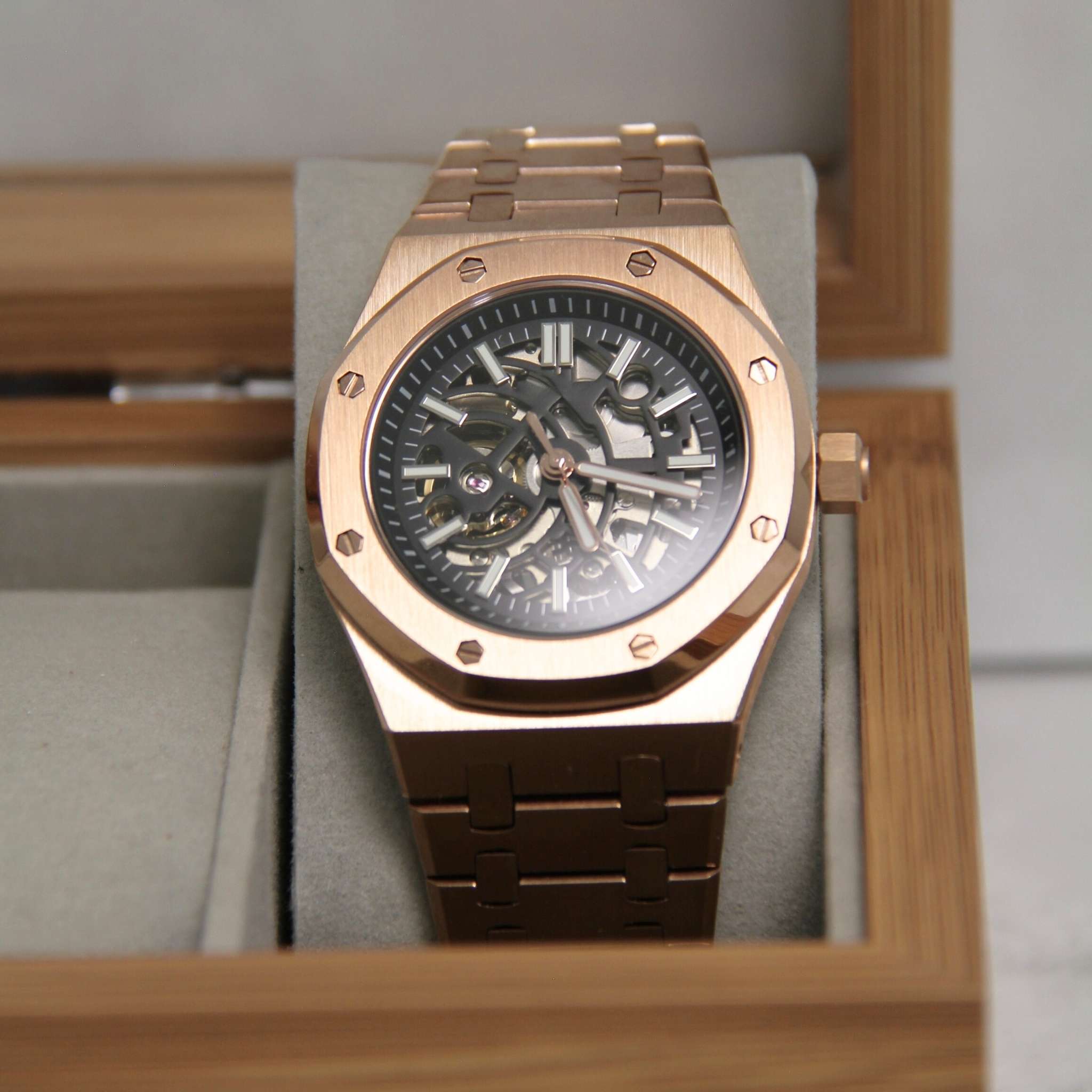 “Cadran squelette de la montre SEIKMOD Royal Oak Or Rose NH70 avec mouvement automatique apparent Seiko Instruments Inc.”