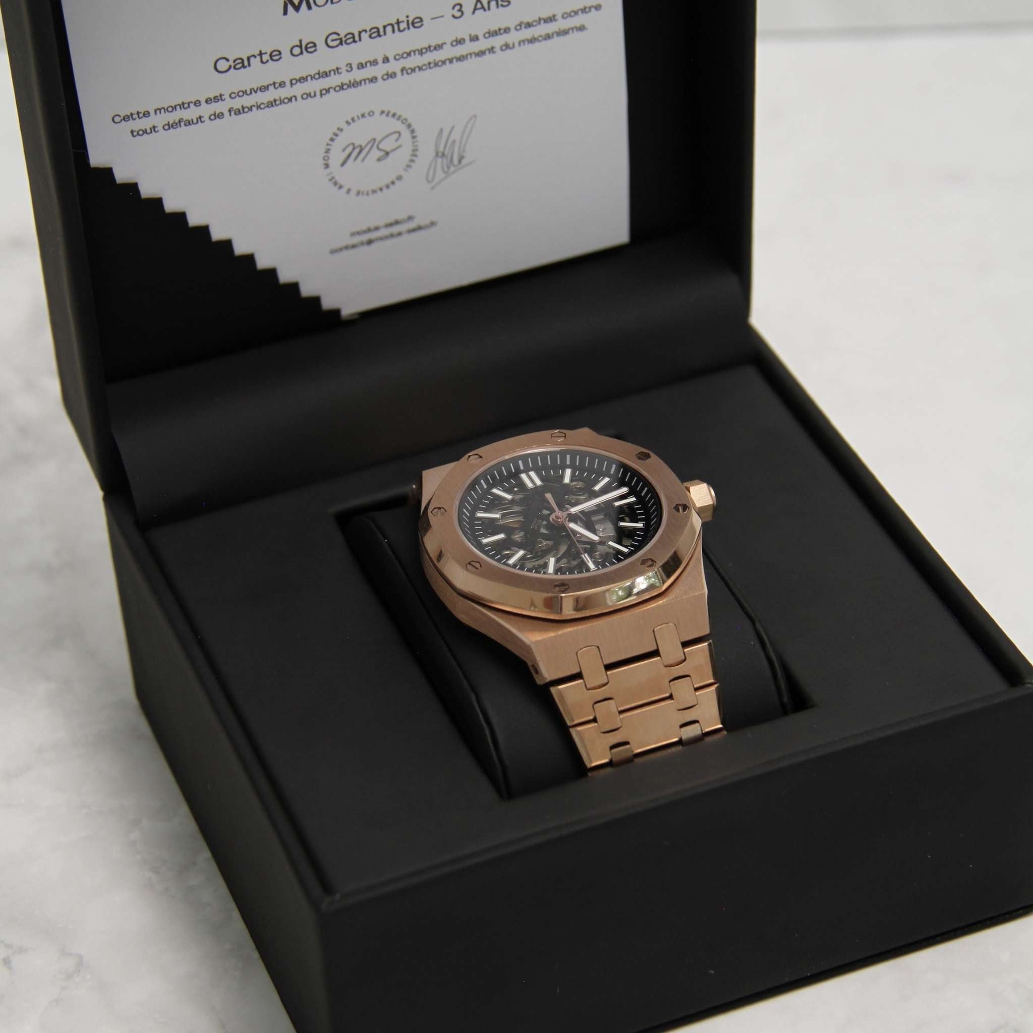 “Montre SEIKMOD Royal Oak Squelette Or Rose NH70 présentée dans son écrin premium Modus Horlogerie”