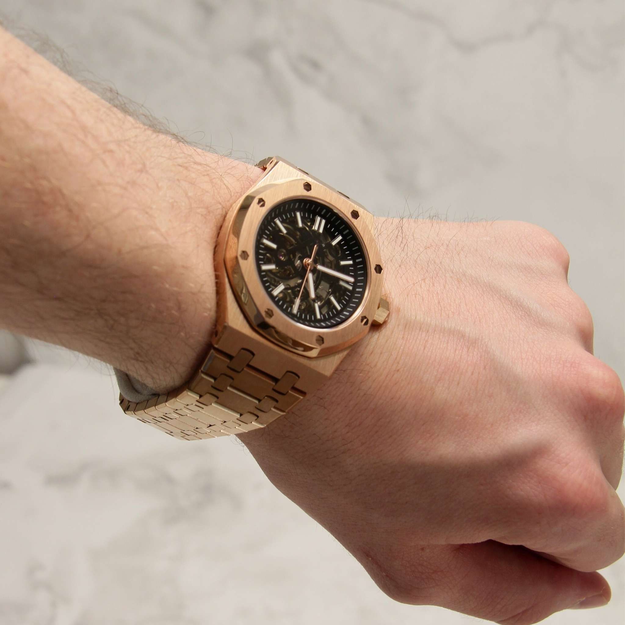 “Montre SEIKMOD Royal Oak Squelette Or Rose NH70 portée au poignet, design transparent et boîtier or rose en acier 316L”