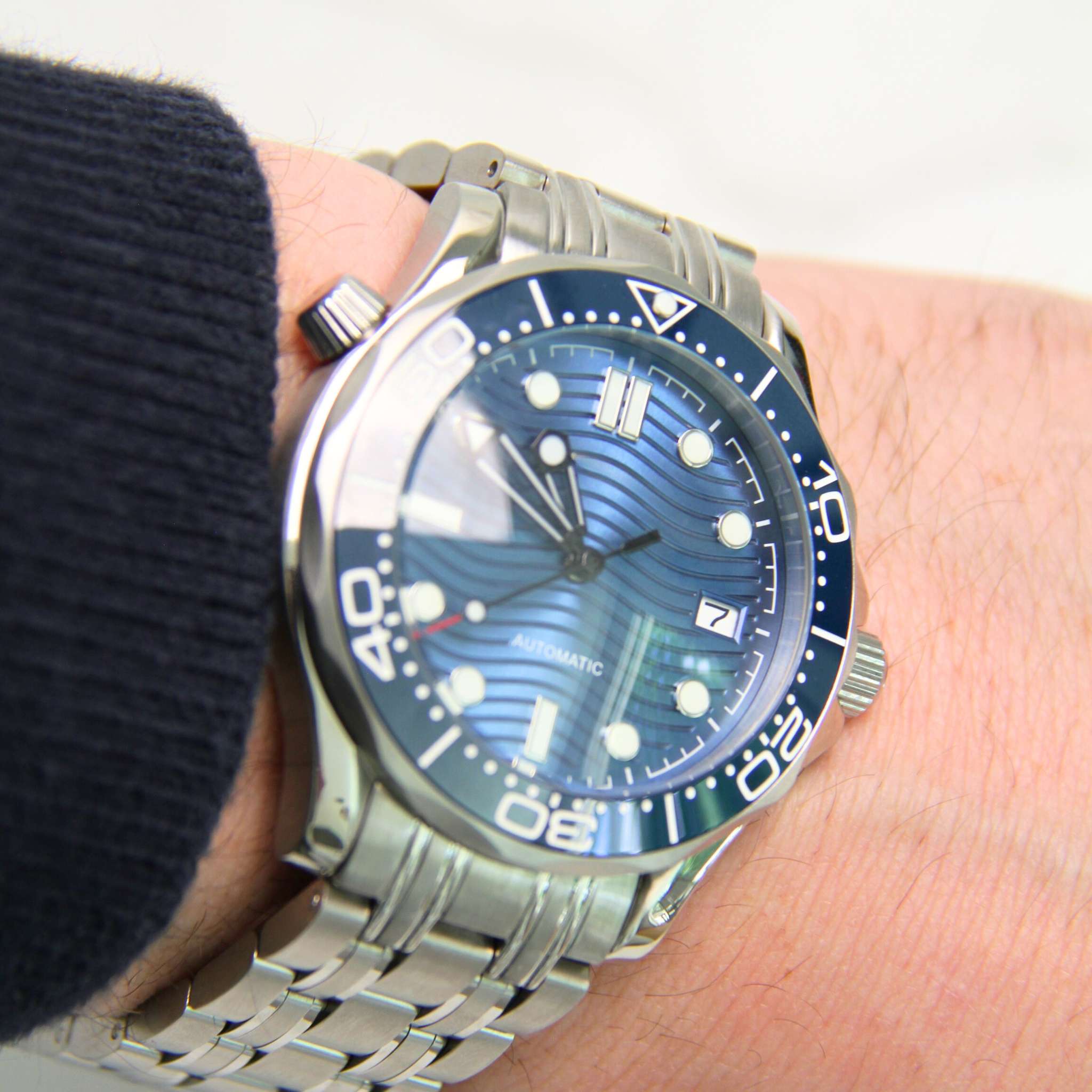 “Montre SEIKMOD Seamaster Bleu NH35 portée au poignet, style plongeuse élégante avec boîtier en acier inoxydable 316L”