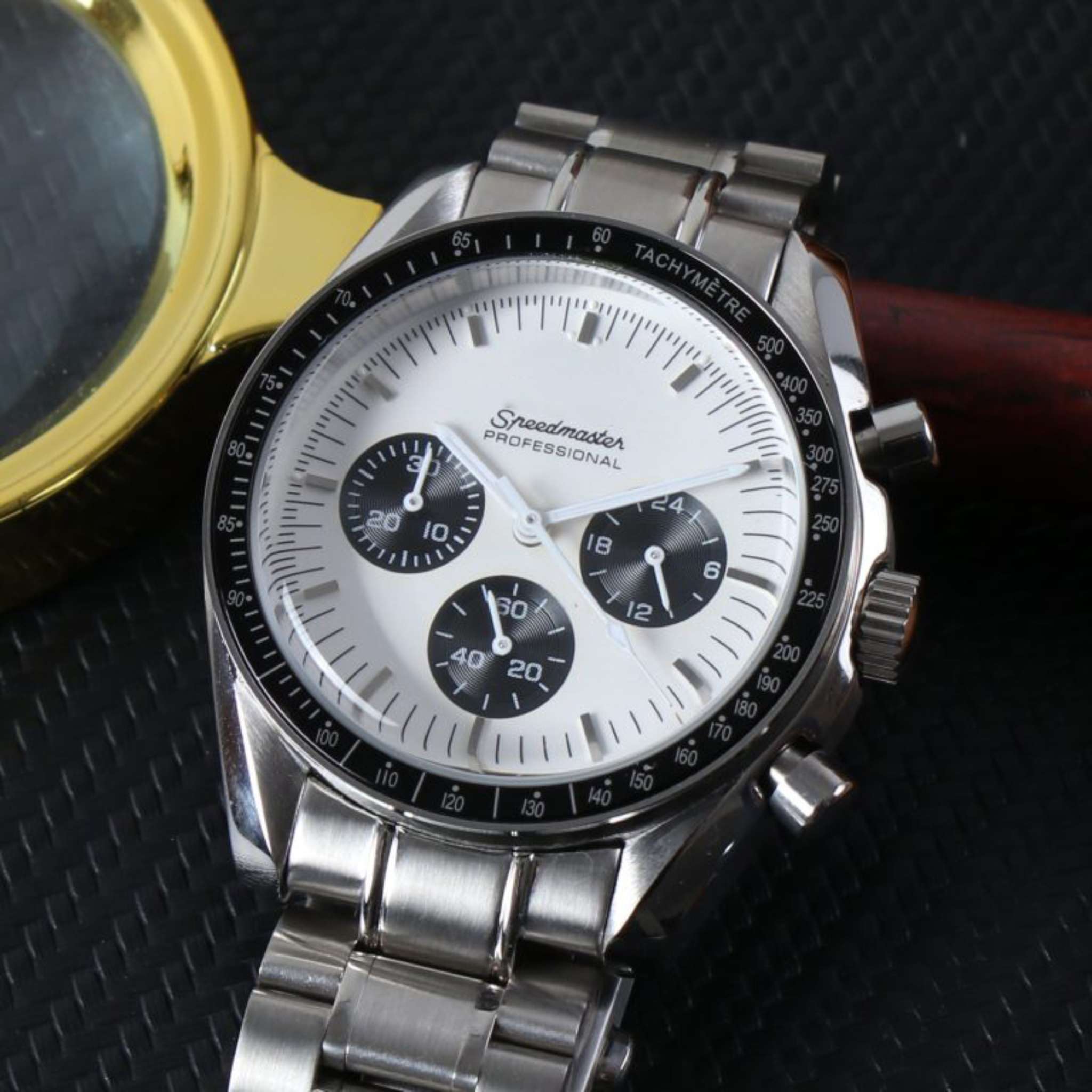 Chrono Moonwatch – Chronographe Méca-Quartz portée au poignet | Modus Horlogerie