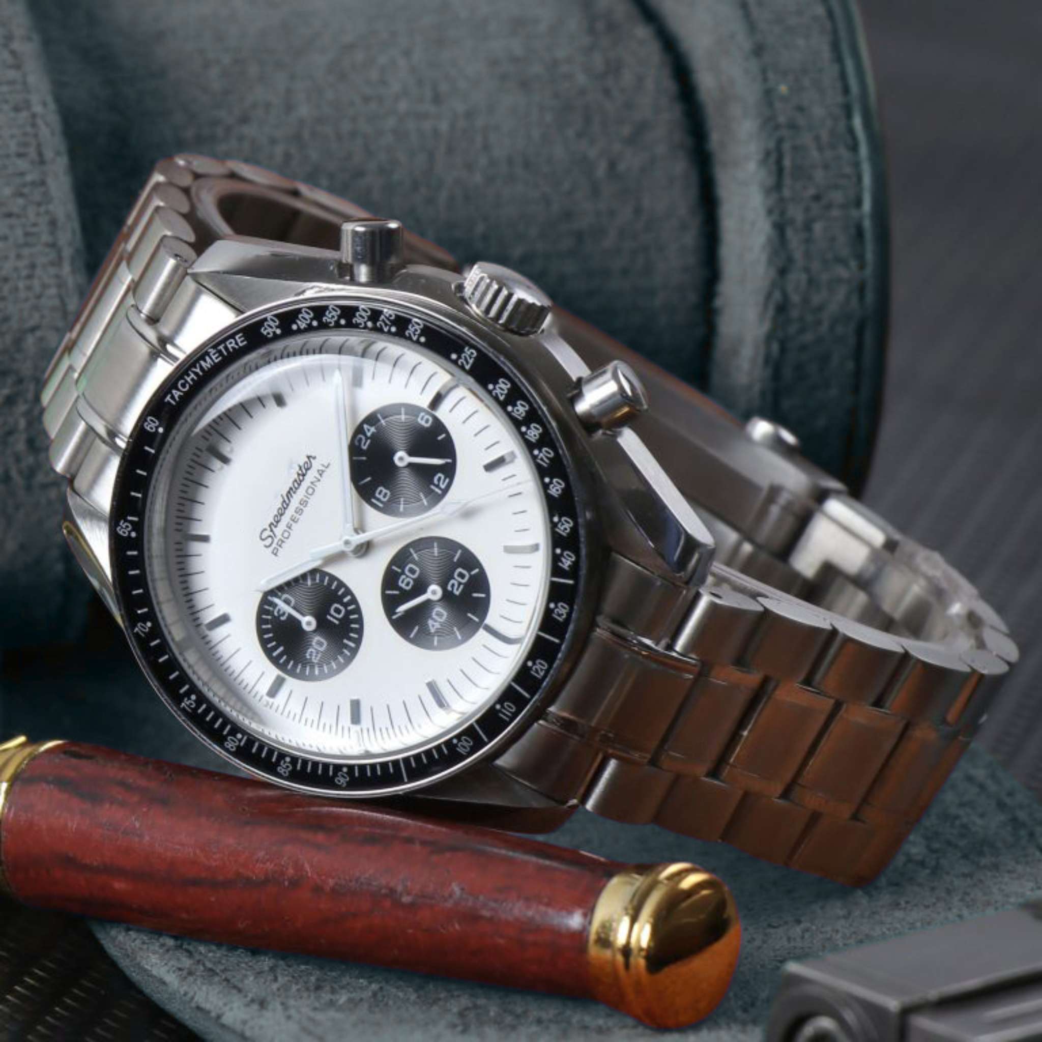 “Montre SEIKMOD Speedmaster Moonwatch VK63 vue complète à plat, cadran noir chronographe et lunette tachymétrique”