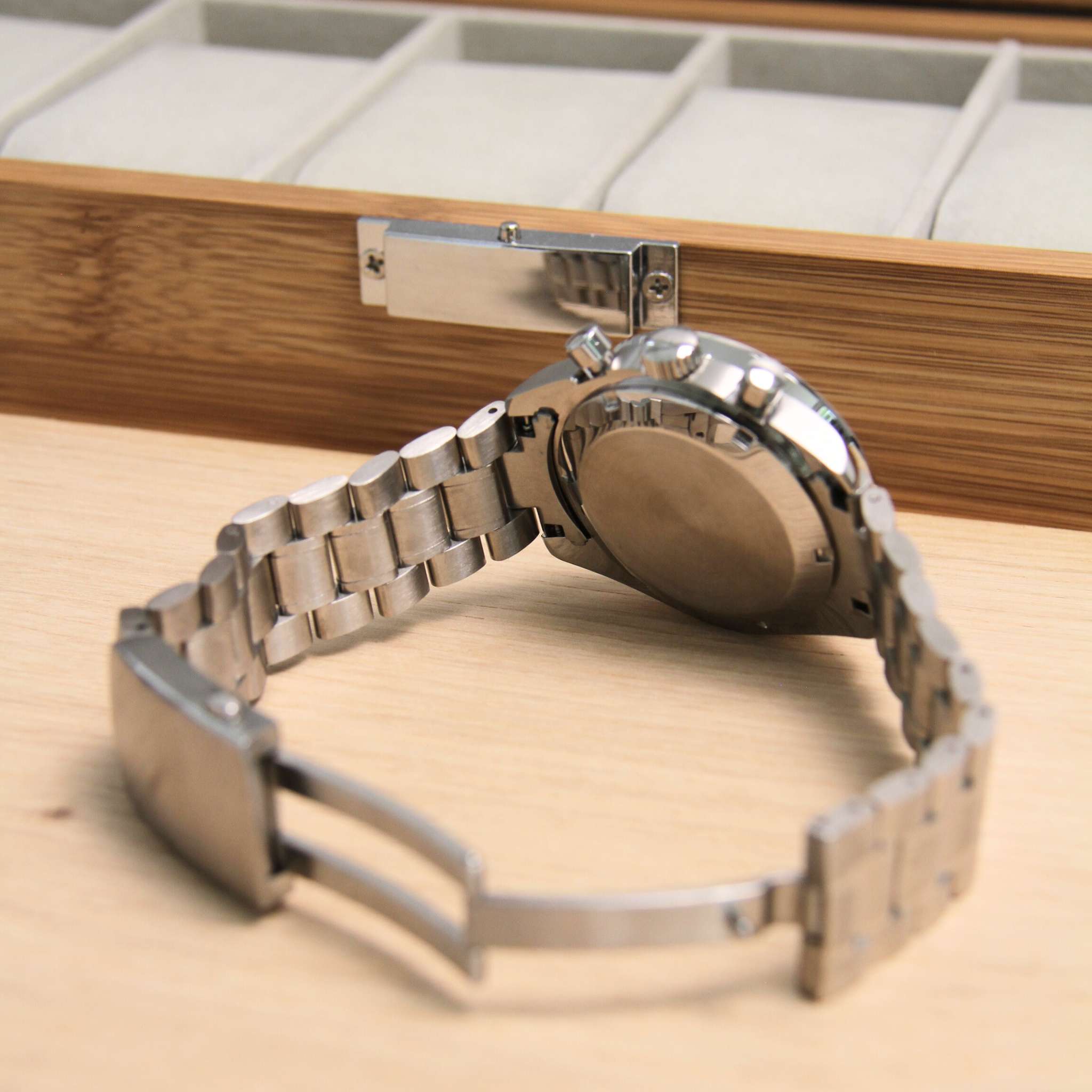 “Bracelet acier et fond poli de la montre SEIKMOD Speedmaster Noir VK63, chronographe méca-quartz précis et fiable”