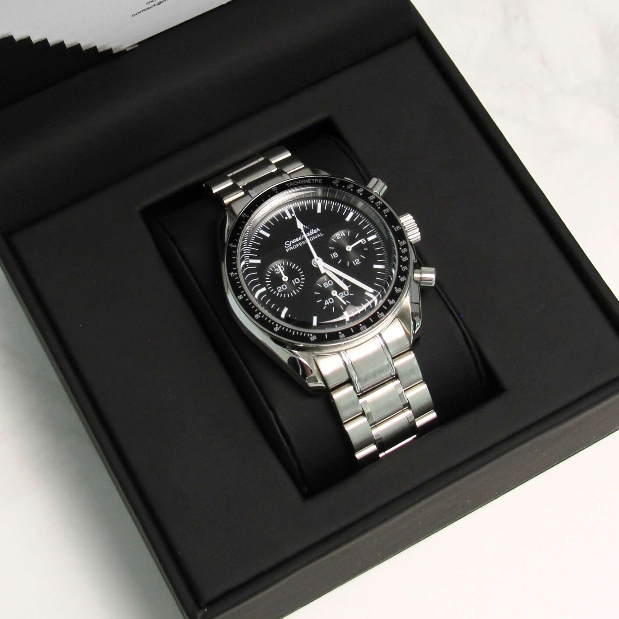 Chrono Noir Racing – Chronographe Méca-Quartz portée au poignet | Modus Horlogerie