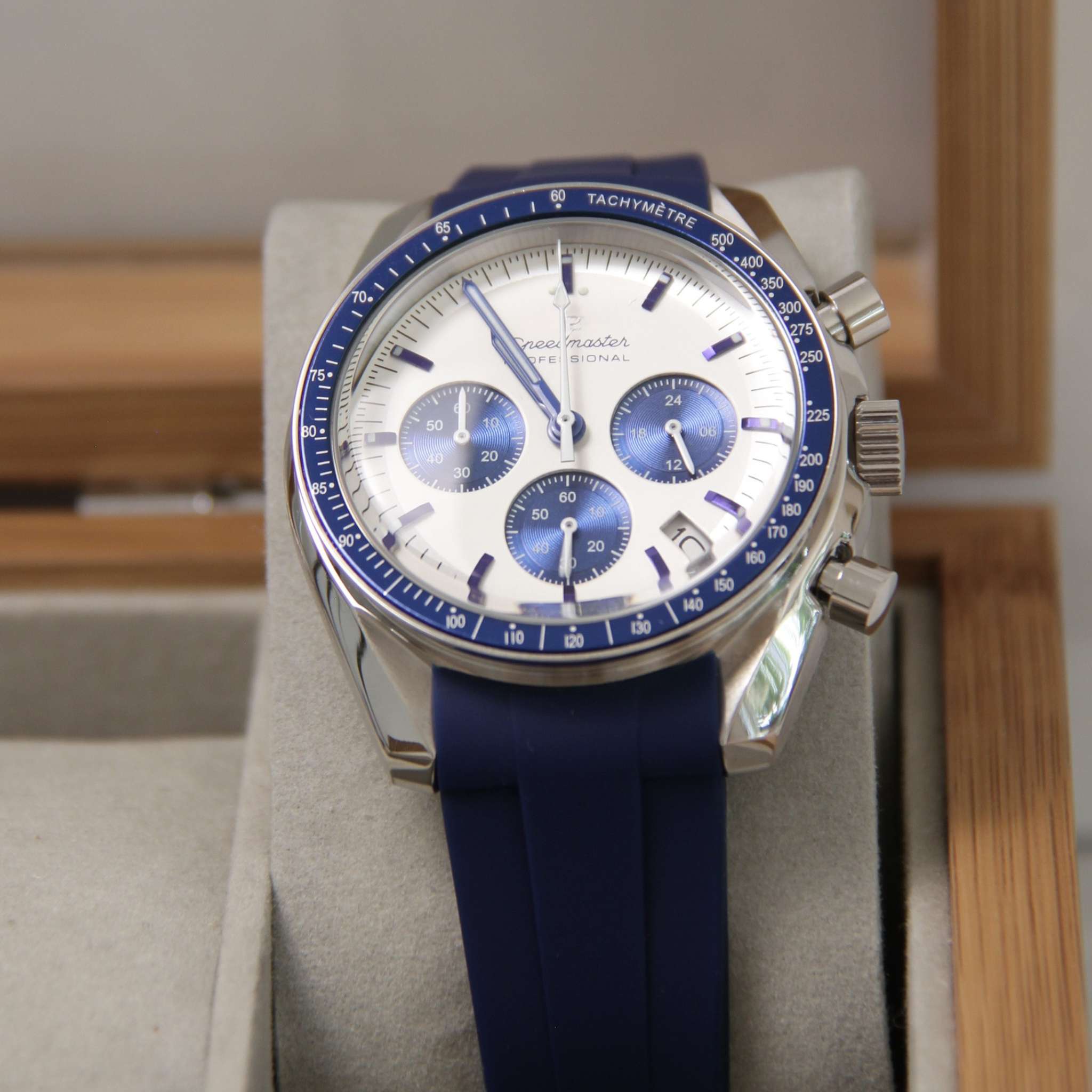 “Cadran bleu Snoopy de la montre SEIKMOD Speedmaster VK63 avec compteurs chronographes et aiguilles argentées luminescentes”