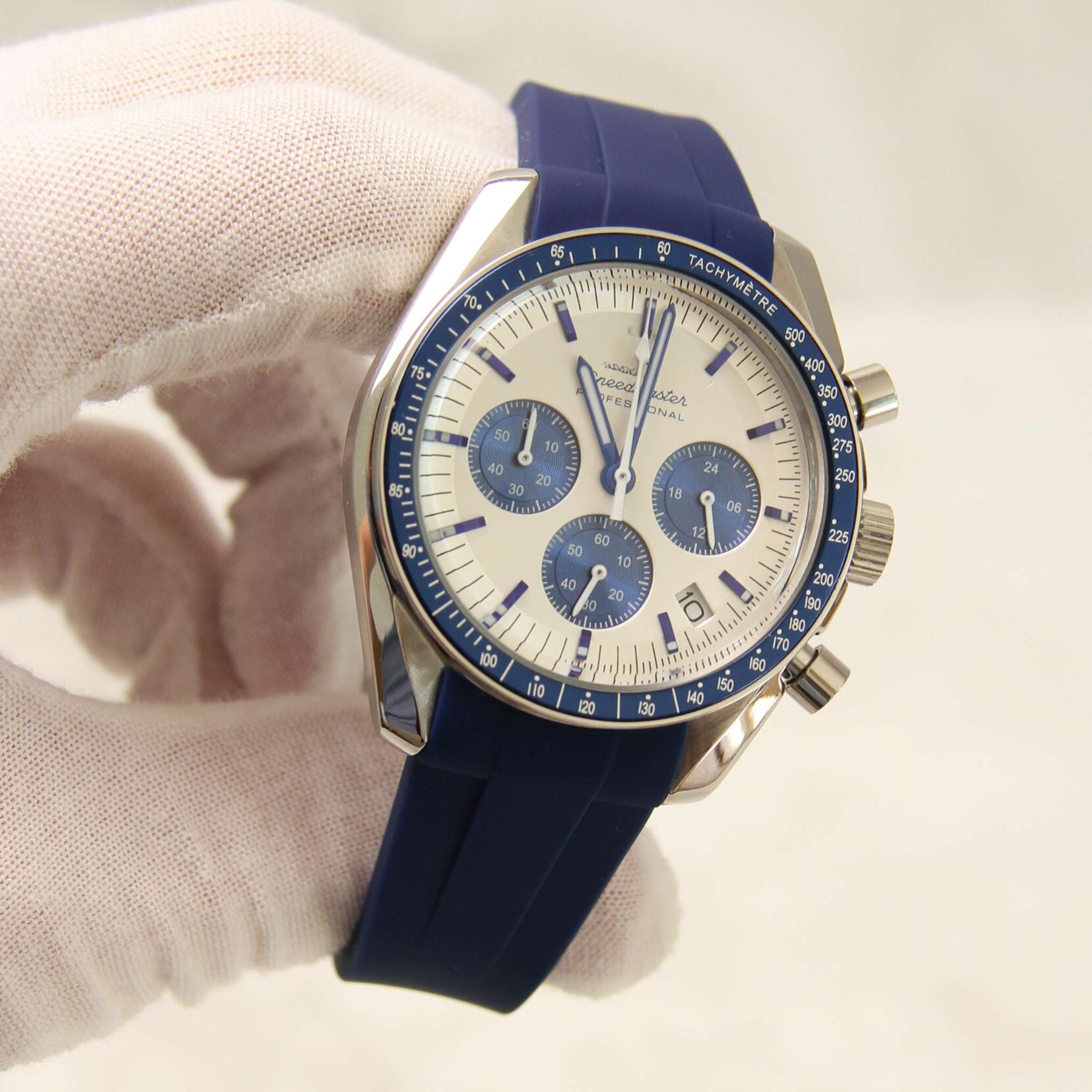 “Détail du cadran bleu et du dessin Snoopy sur la montre SEIKMOD Speedmaster Snoopy Bleu VK63, mouvement méca-quartz Seiko Instruments Inc.”