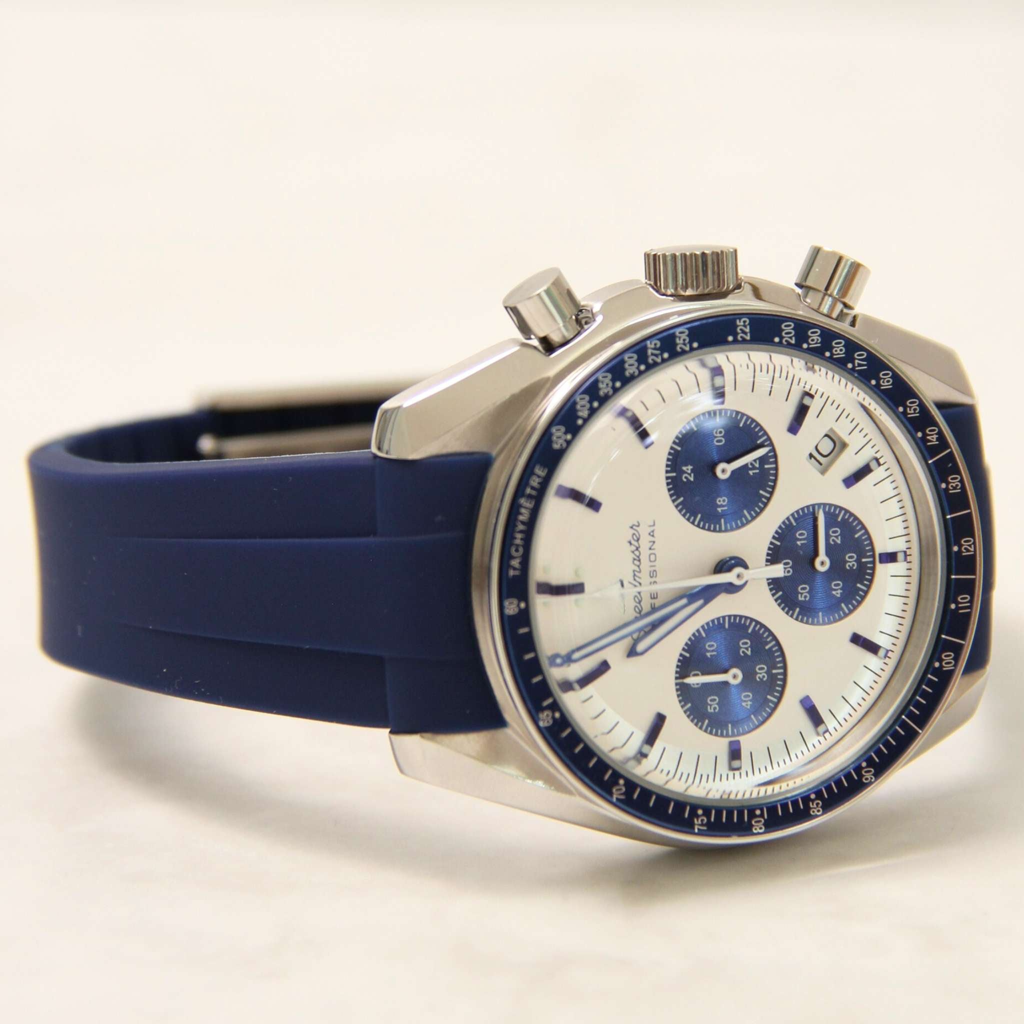 “Montre SEIKMOD Speedmaster Snoopy Bleu VK63 vue complète à plat, cadran bleu Snoopy et lunette tachymétrique argentée”