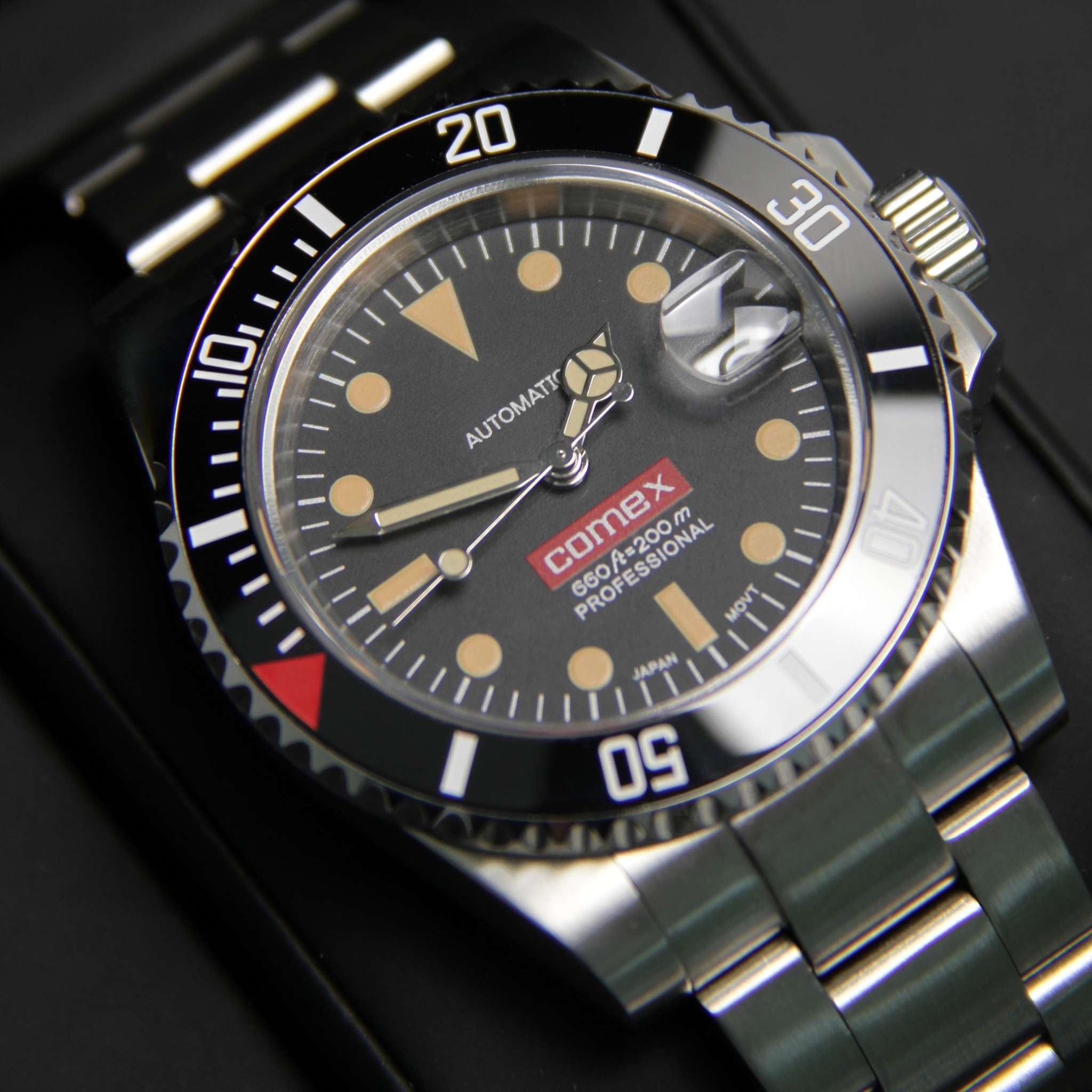 “Détail du cadran noir mat et du verre saphir anti-rayures de la montre SEIKMOD Submariner COMEX NH35, mouvement automatique Seiko Instruments Inc.”