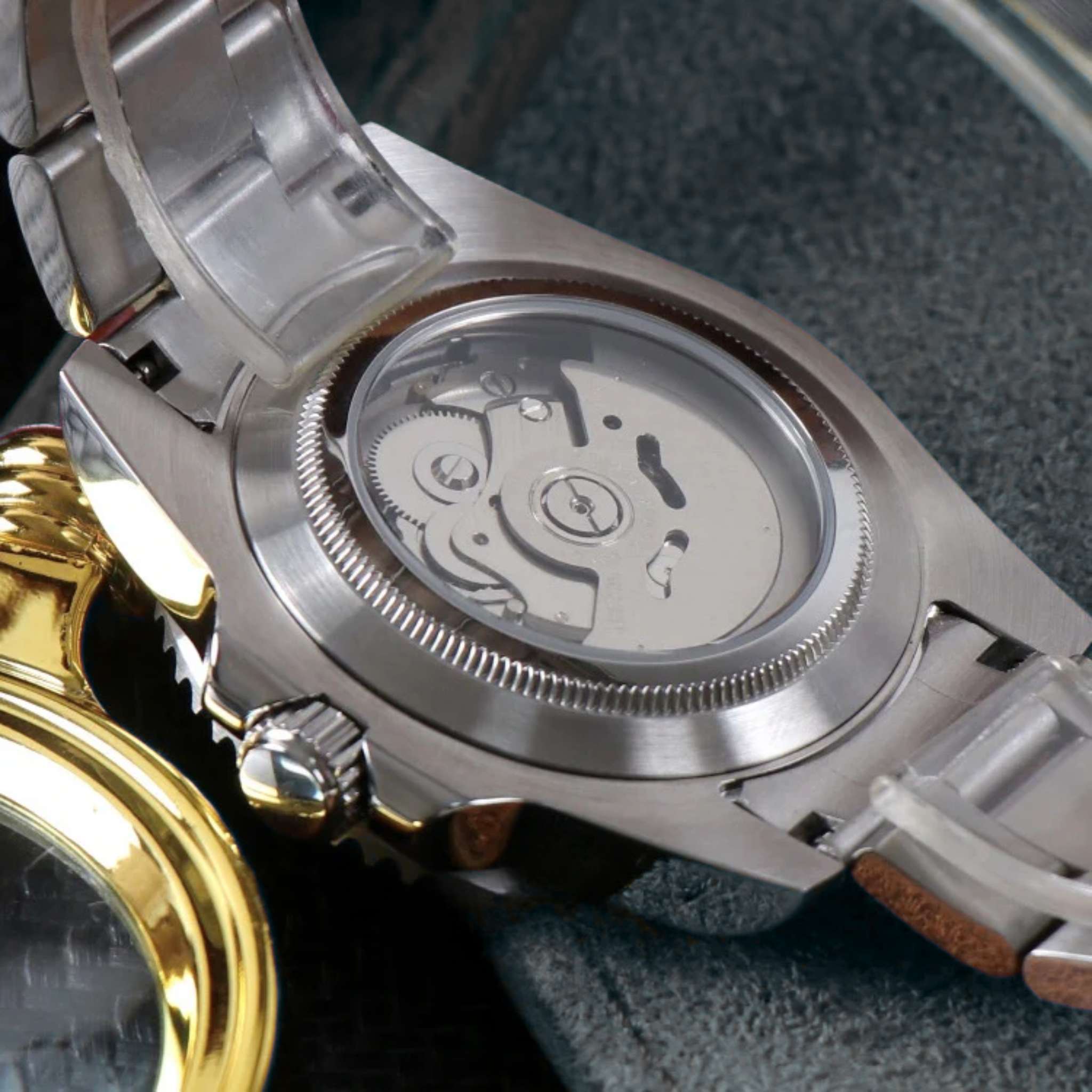 “Vue du mouvement automatique Seiko NH35 à travers le fond de boîtier transparent de la montre SEIKMOD Submariner Comex